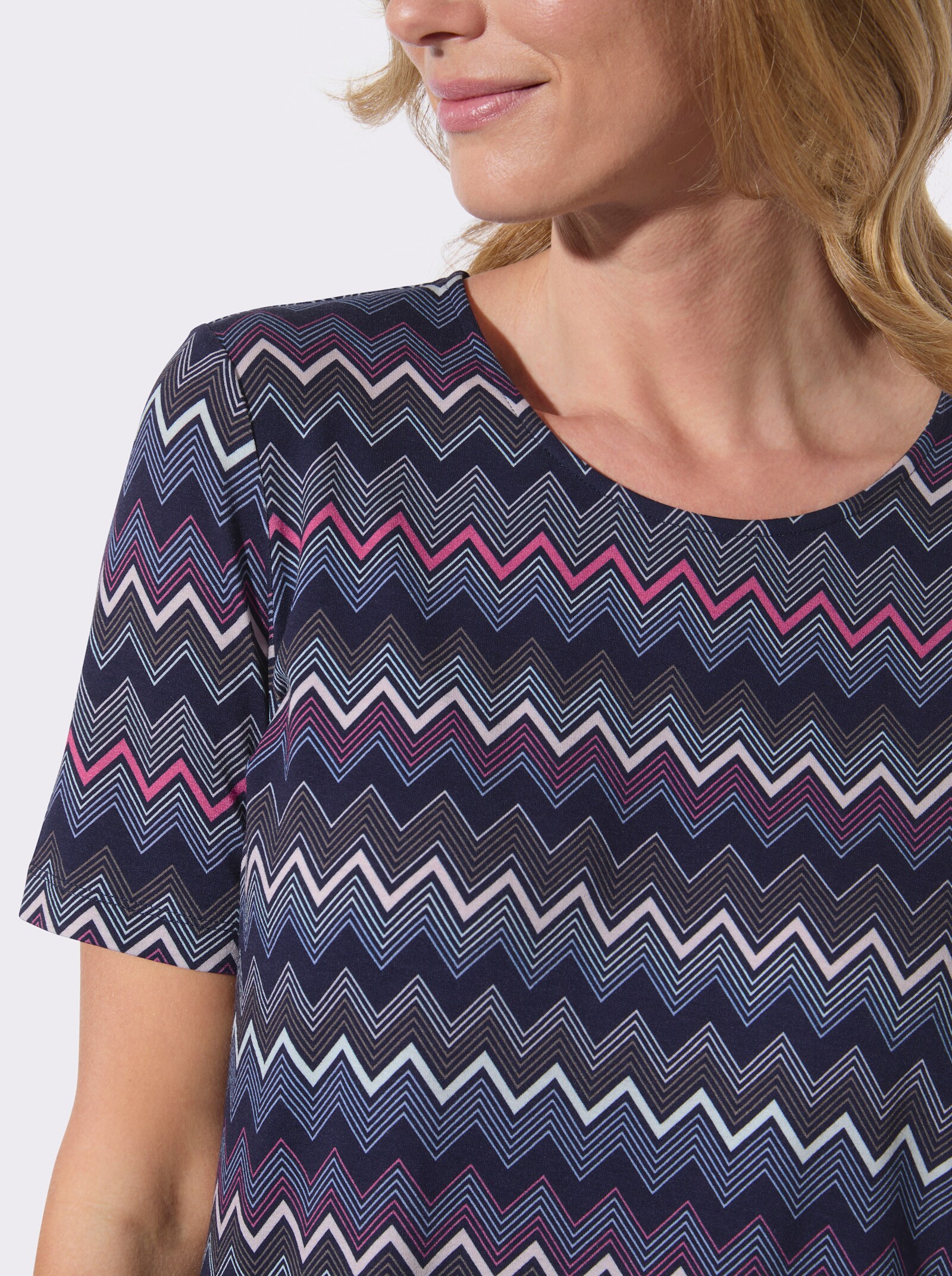 Kurzarmshirt mit grafischem Print - marine-fuchsia-bedruckt