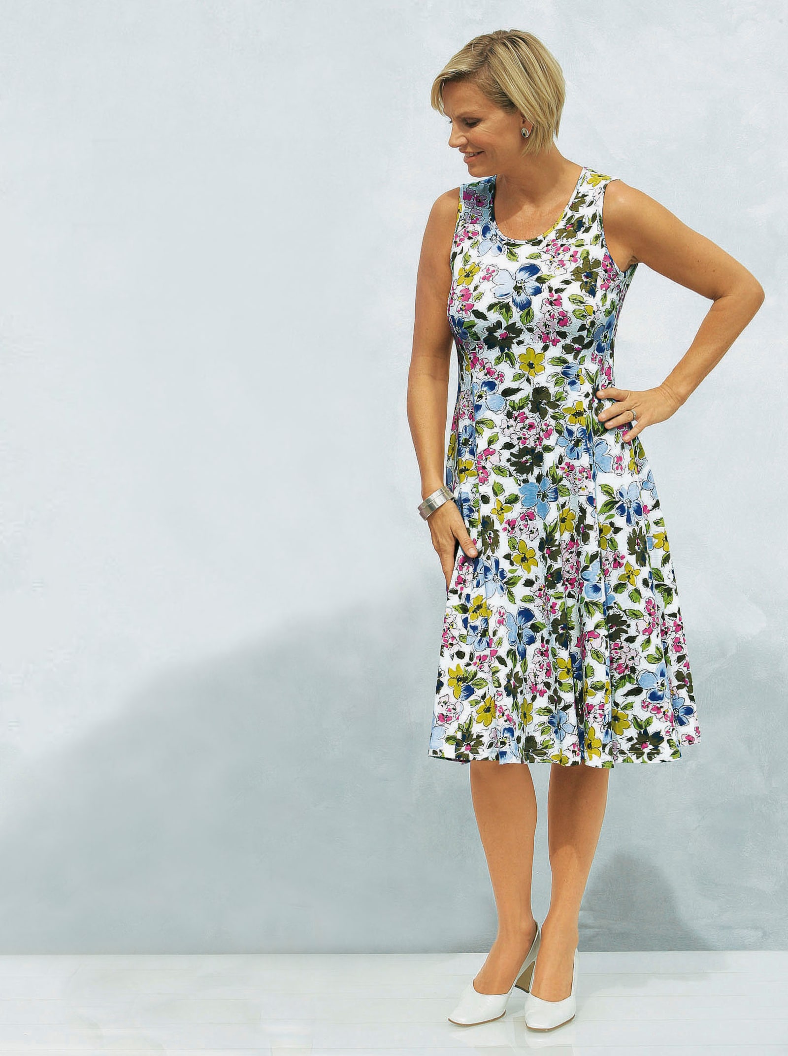 Jerseykleid mit breiten Trägern - bunt