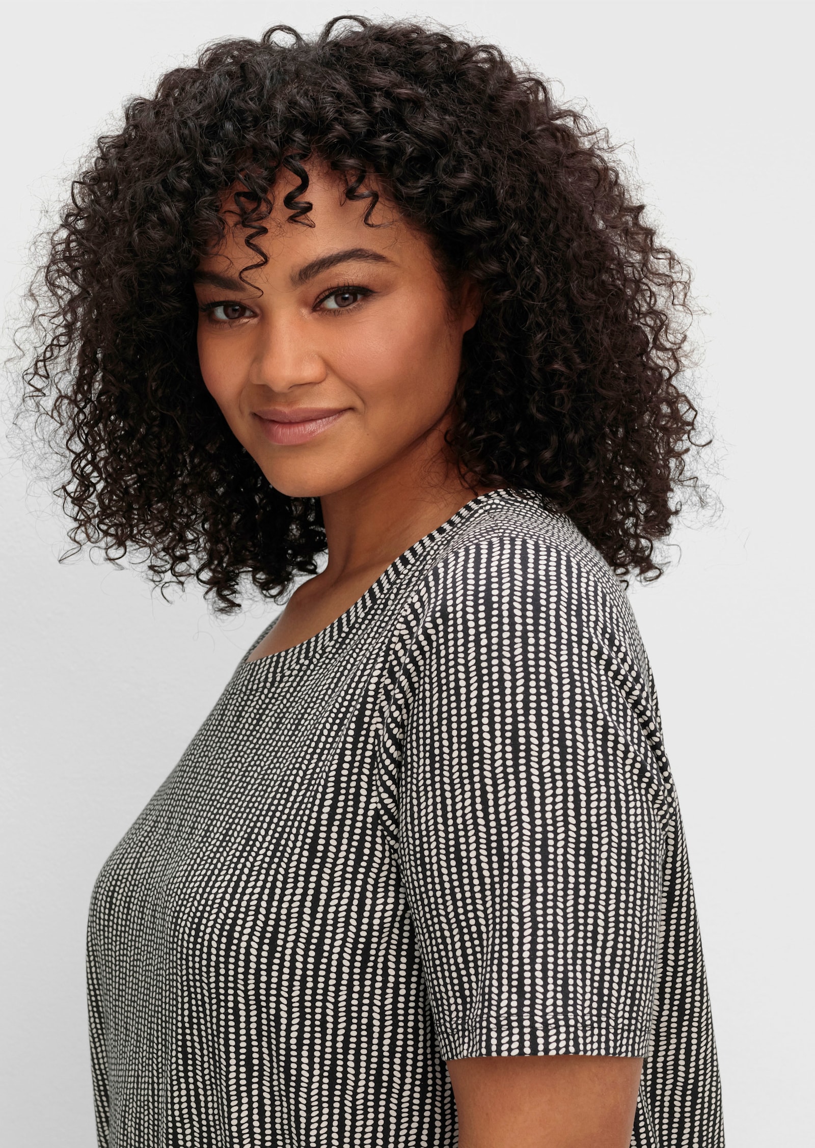 sheego Kurzarmshirt mit Minimal-Alloverdruck und Gummizugbund - schwarz-gemustert