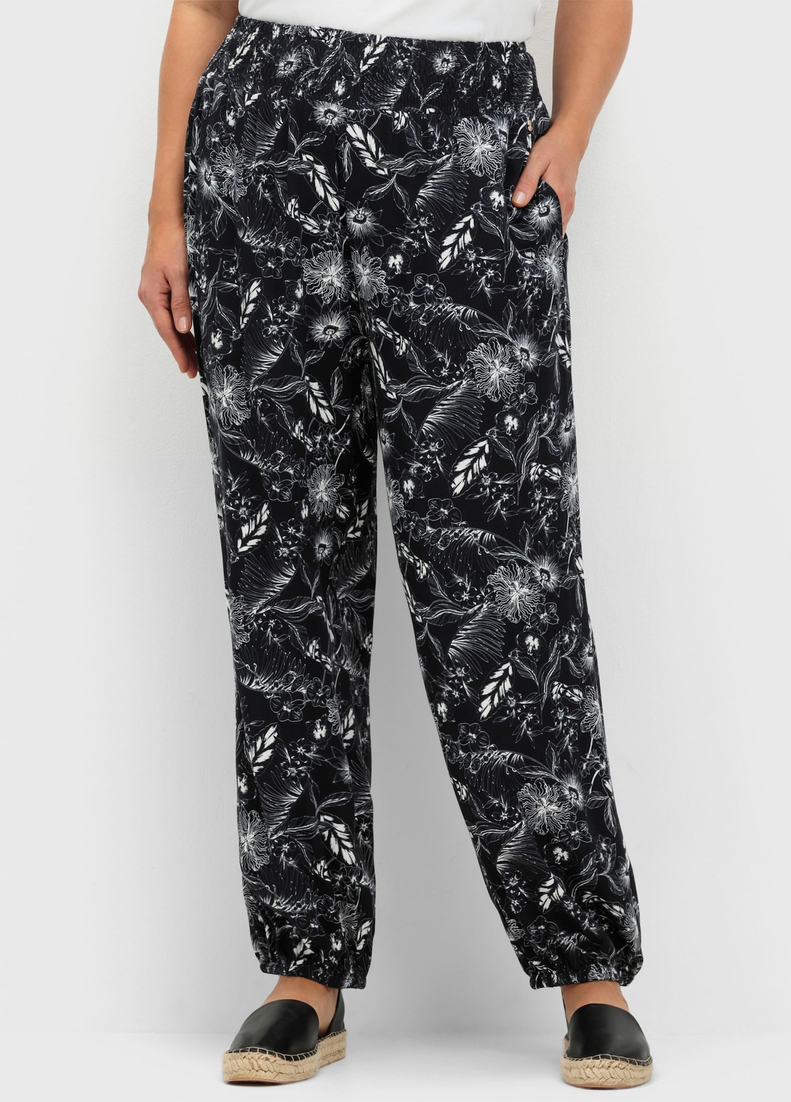 sheego Pantalon avec imprimé feuilles - noir-blanc