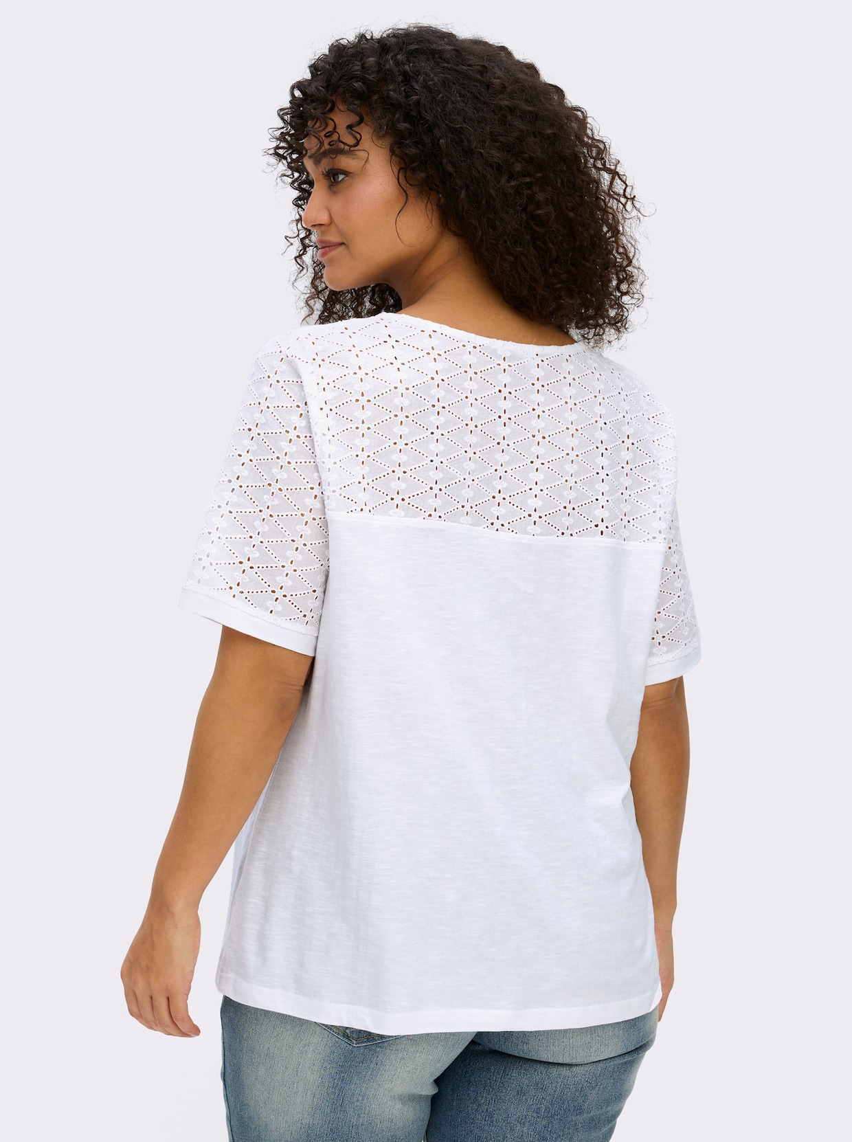 sheego by Joe Browns V-Shirt mit Lochstickereien und Muschelsaumkante - weiß