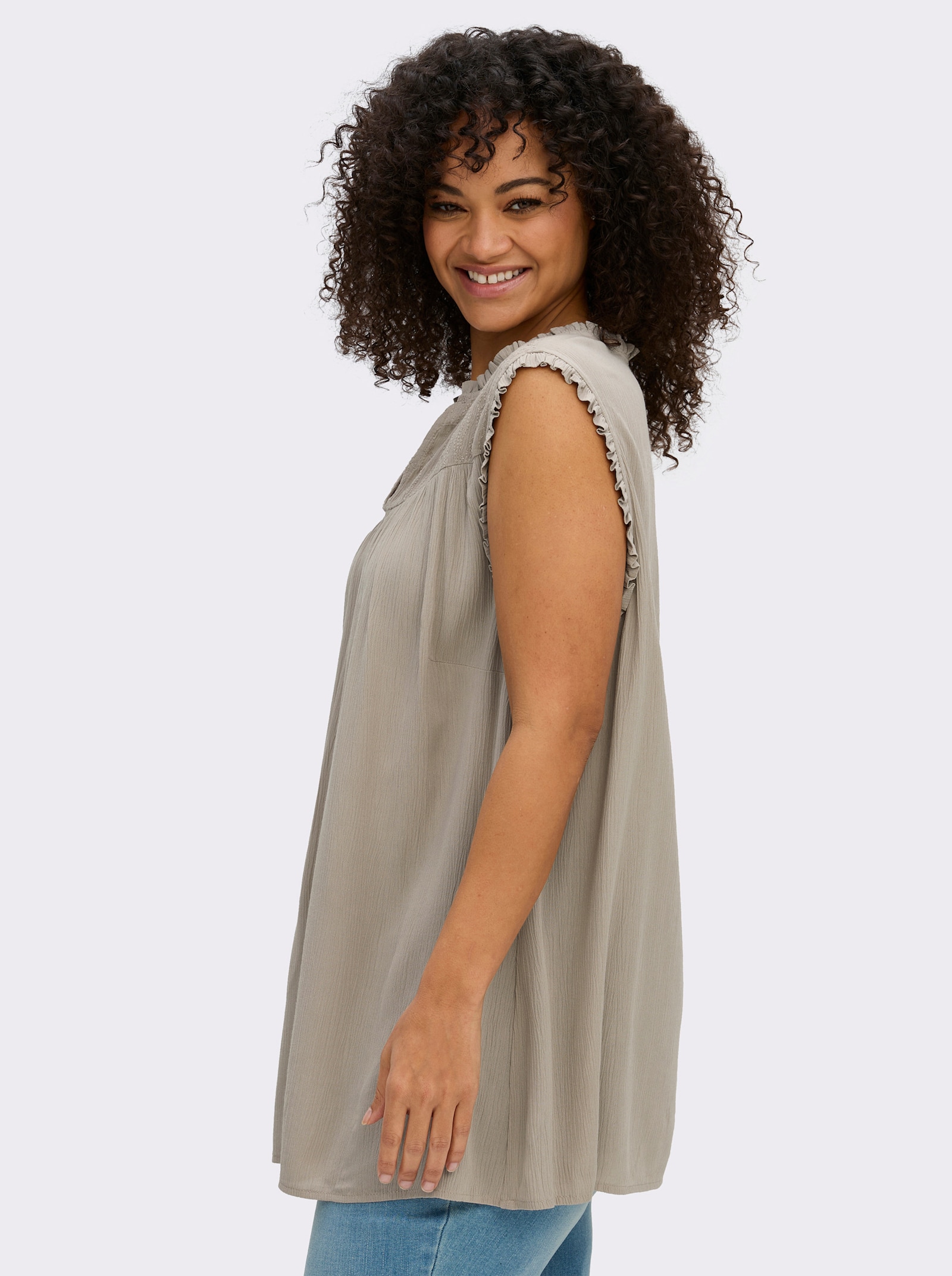 sheego Ärmellose Bluse mit Rüschen und Stickerei - sesam