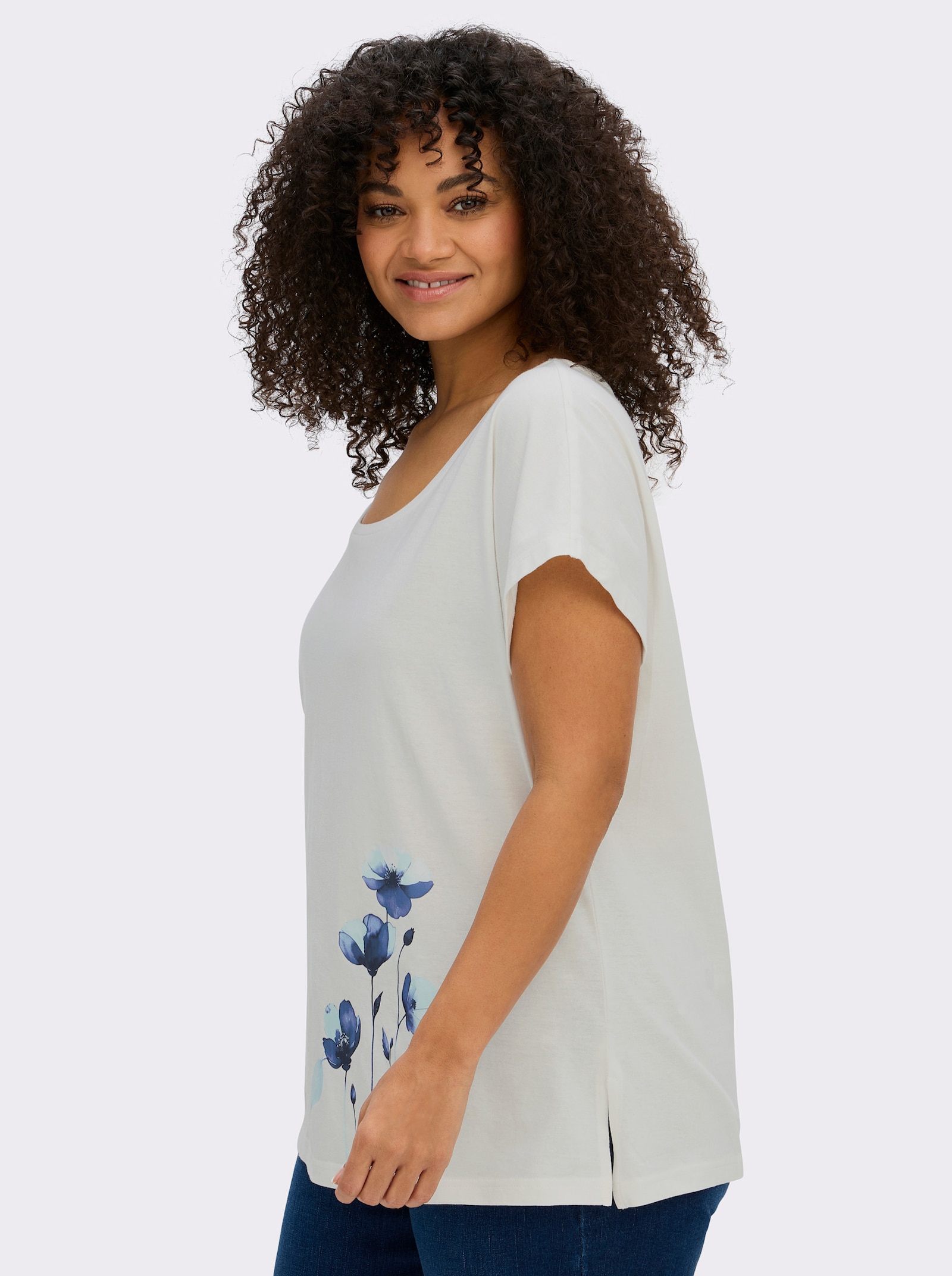 sheego Shirt met ronde hals en bloemenprint op de zoom - ecru/diepblauw bedrukt