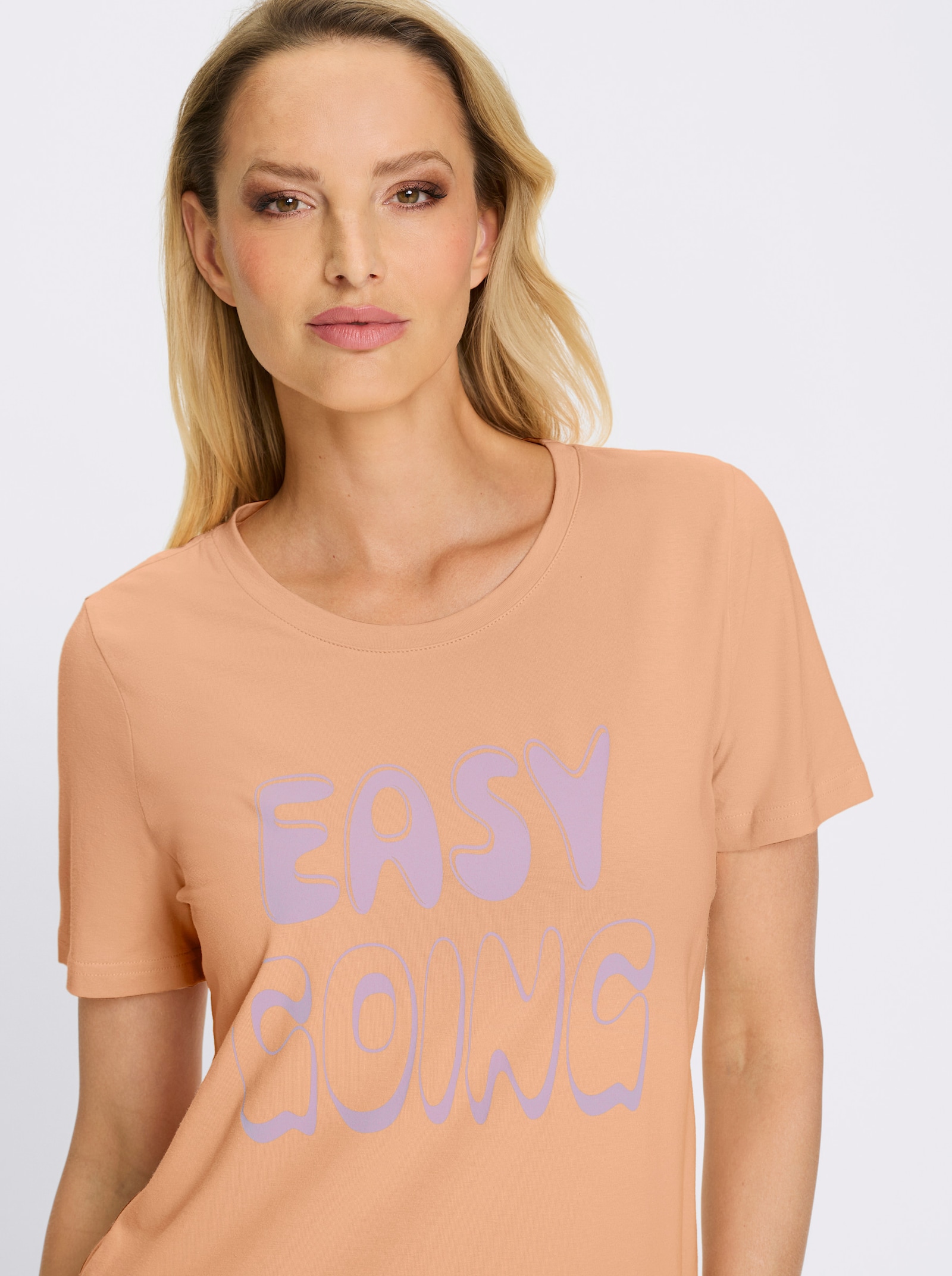 heine T-Shirt mit gebogtem Ausschnitt - apricot