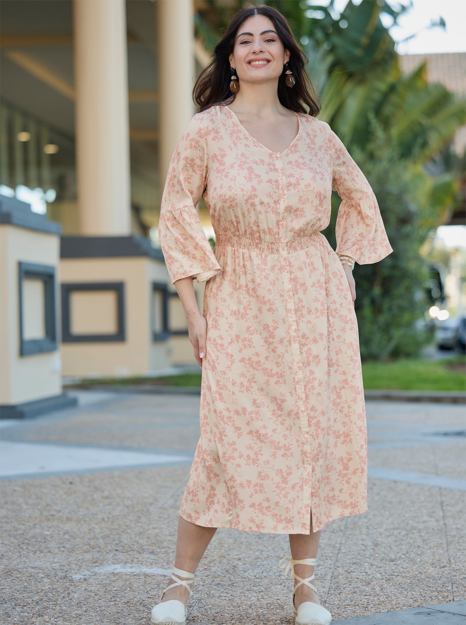 sheego Robe d'été avec manches à volants - café au lait-quartz rose imprimé