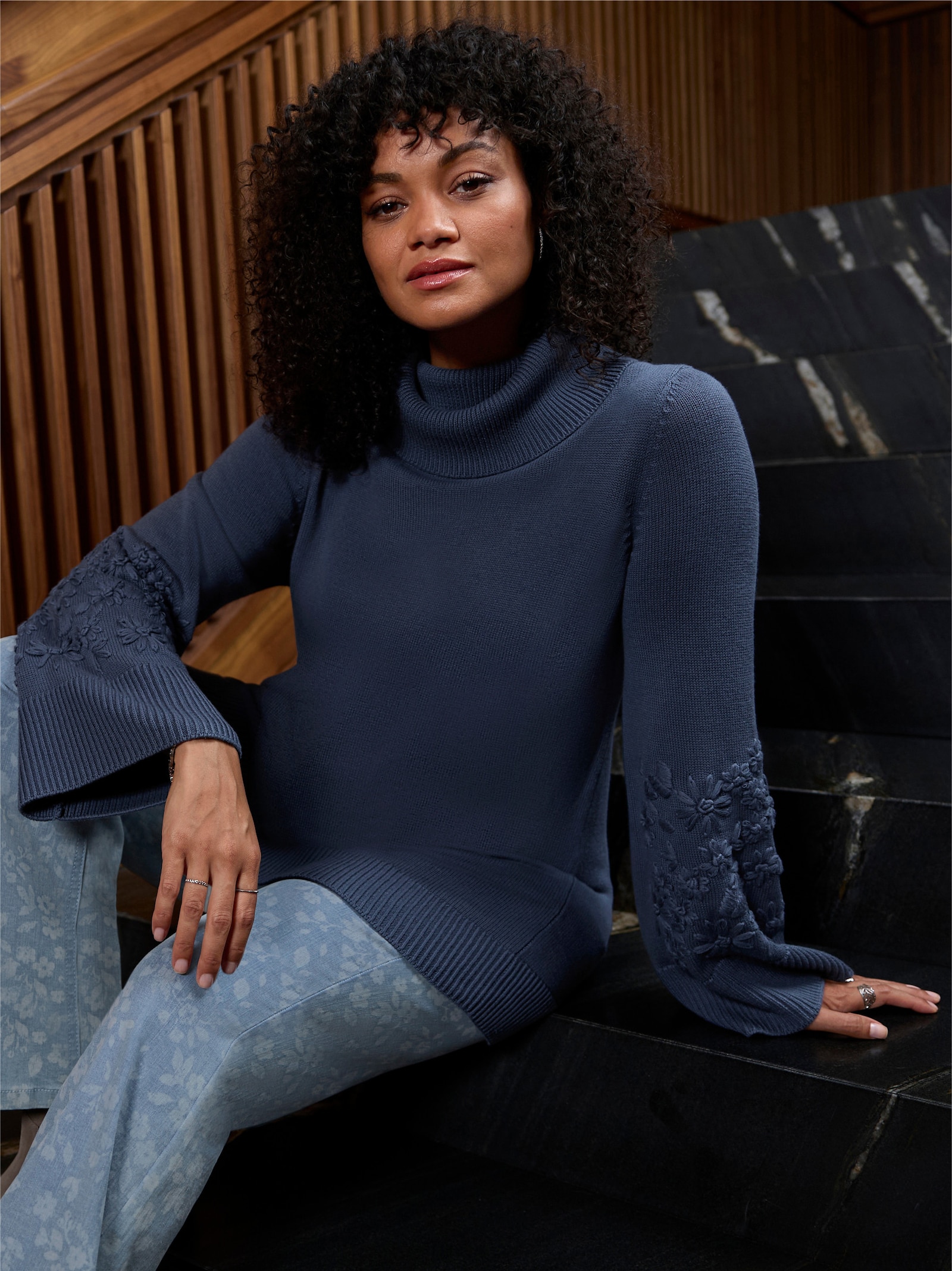 sheego Rollkragenpullover mit Stickereien am Ärmel - rauchblau