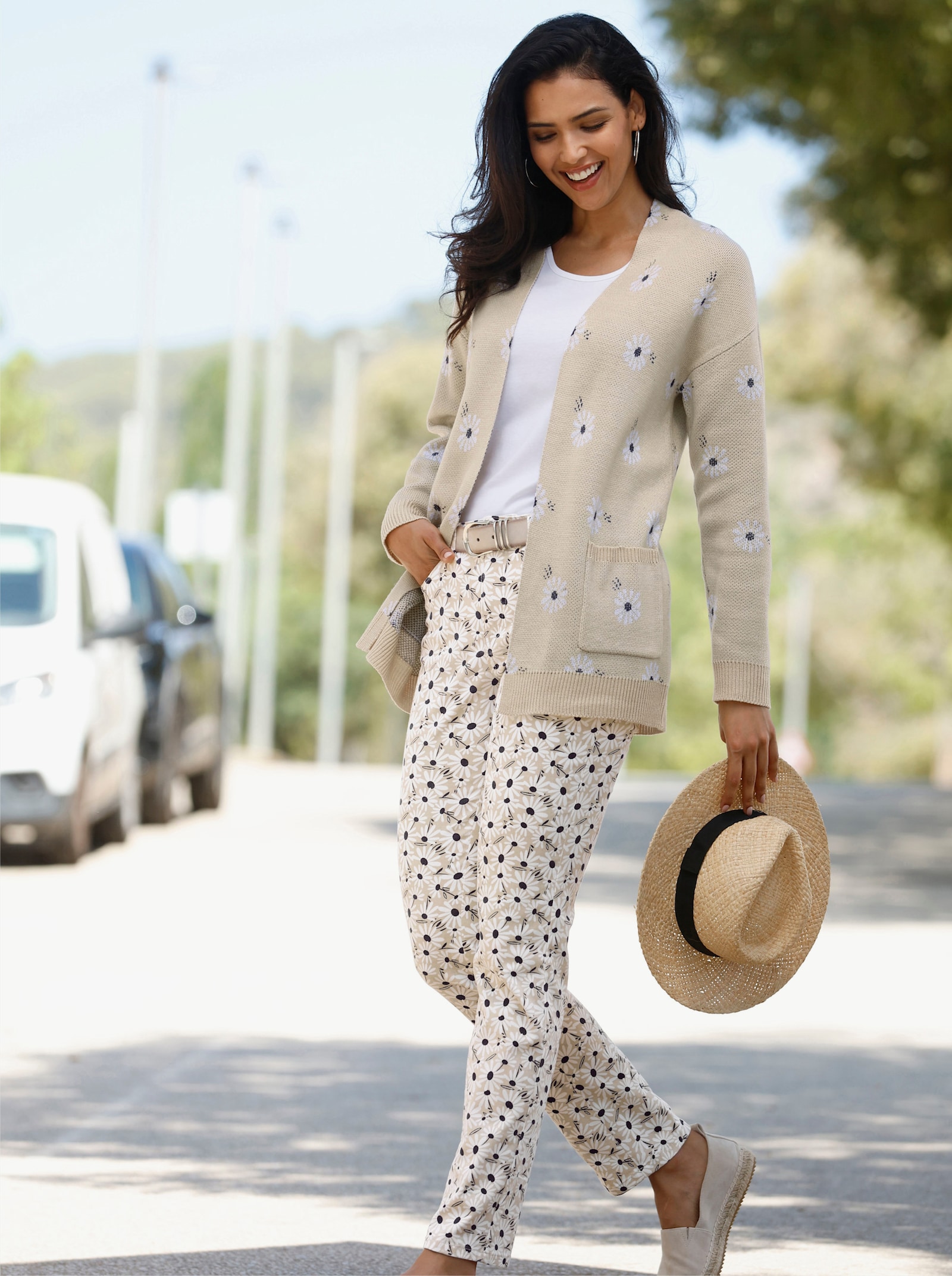 Stretchbroek met bloemenprint - zand/donkerblauw bedrukt