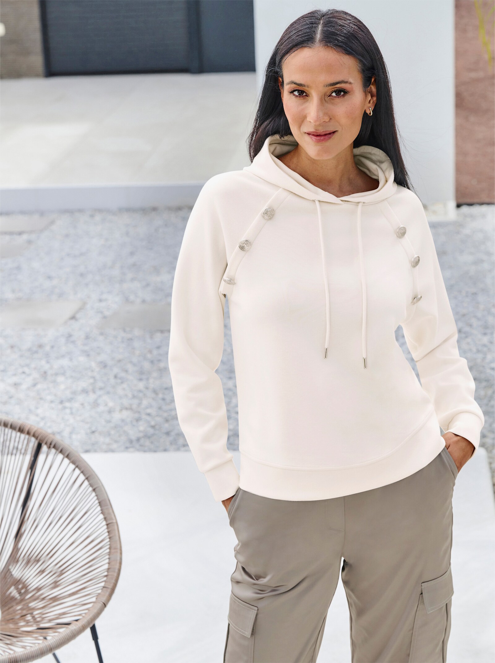 heine Hoodie mit Schmuckknöpfen - champagner