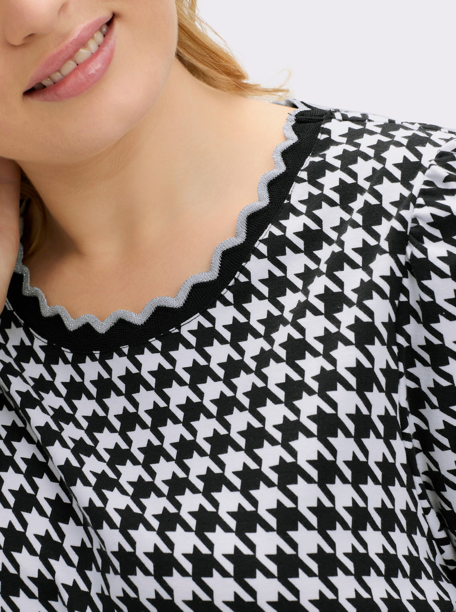 Rundhalsshirt mit Hahnentritt-Muster - schwarz-weiß-gemustert