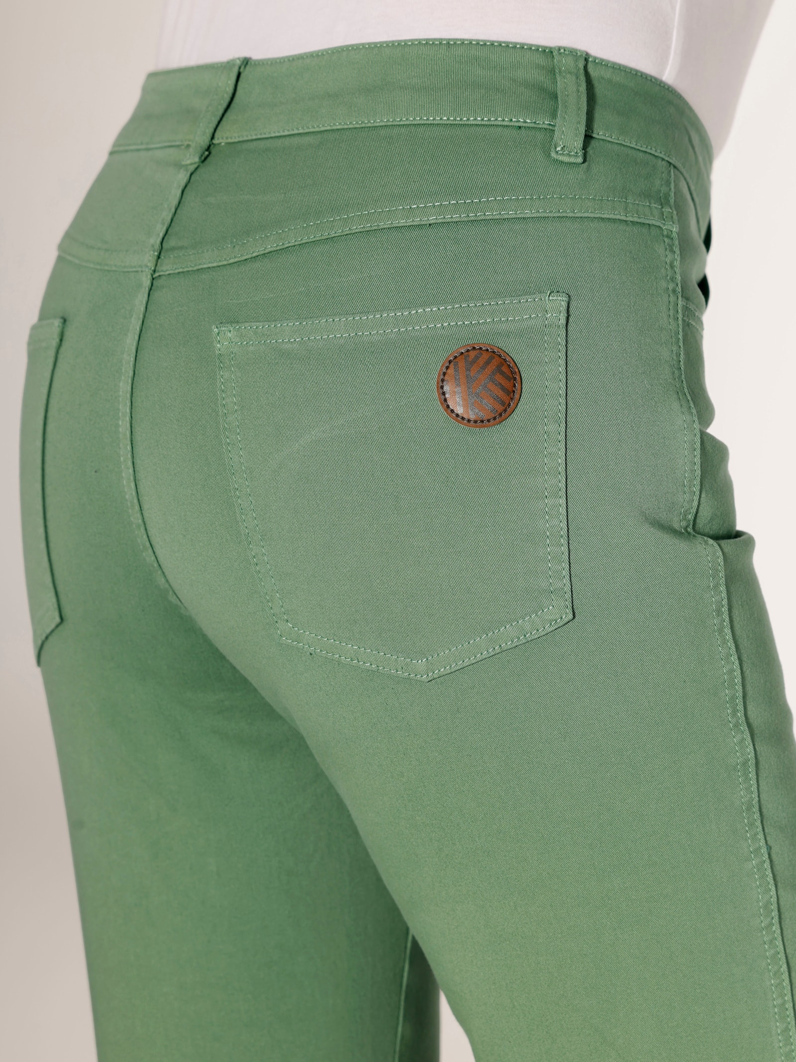 Röhrenjeans in Twill-Qualität - eucalyptus