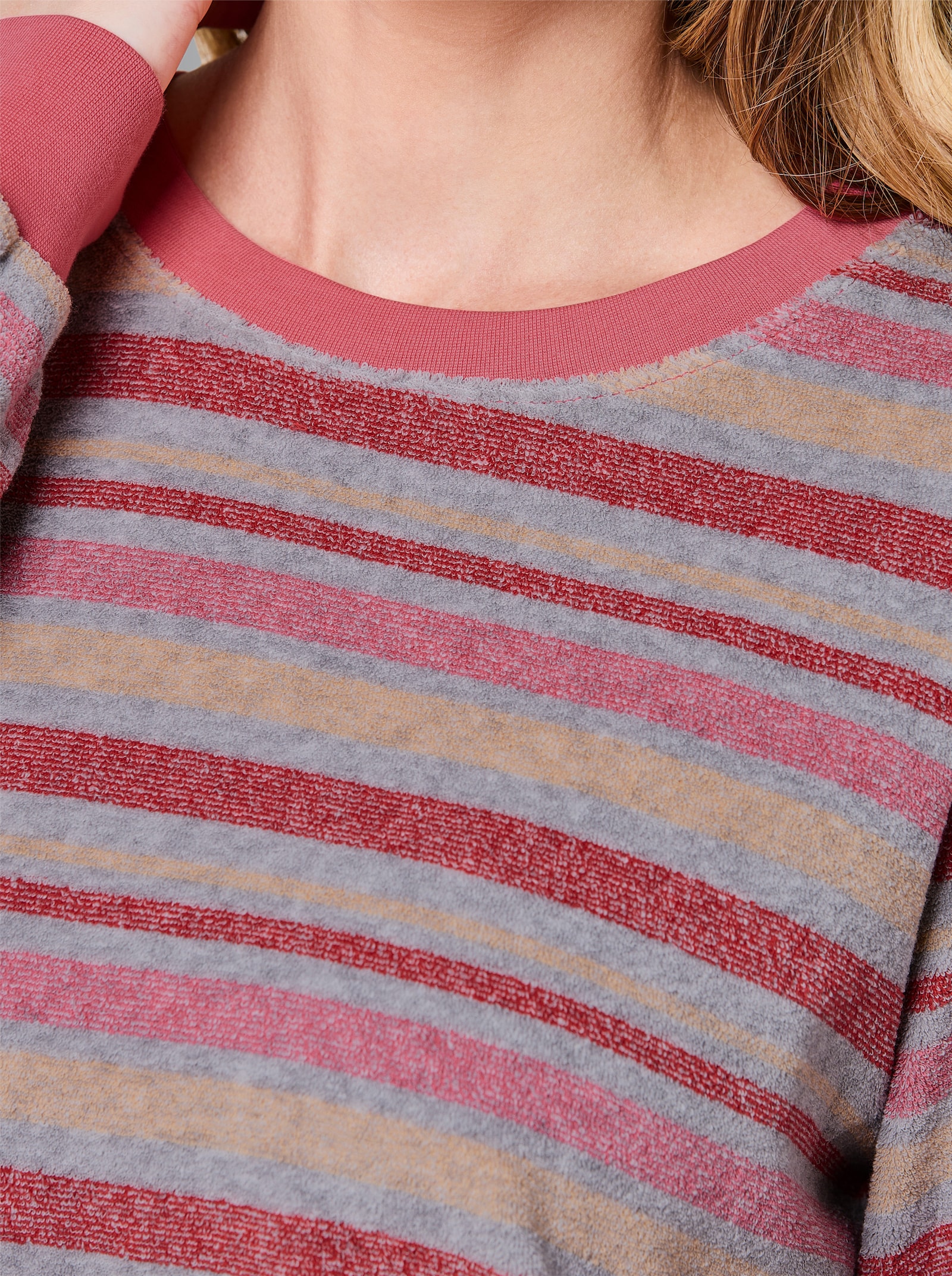 Schlafanzug im Ringel-Dessin - hummer-grau-gestreift