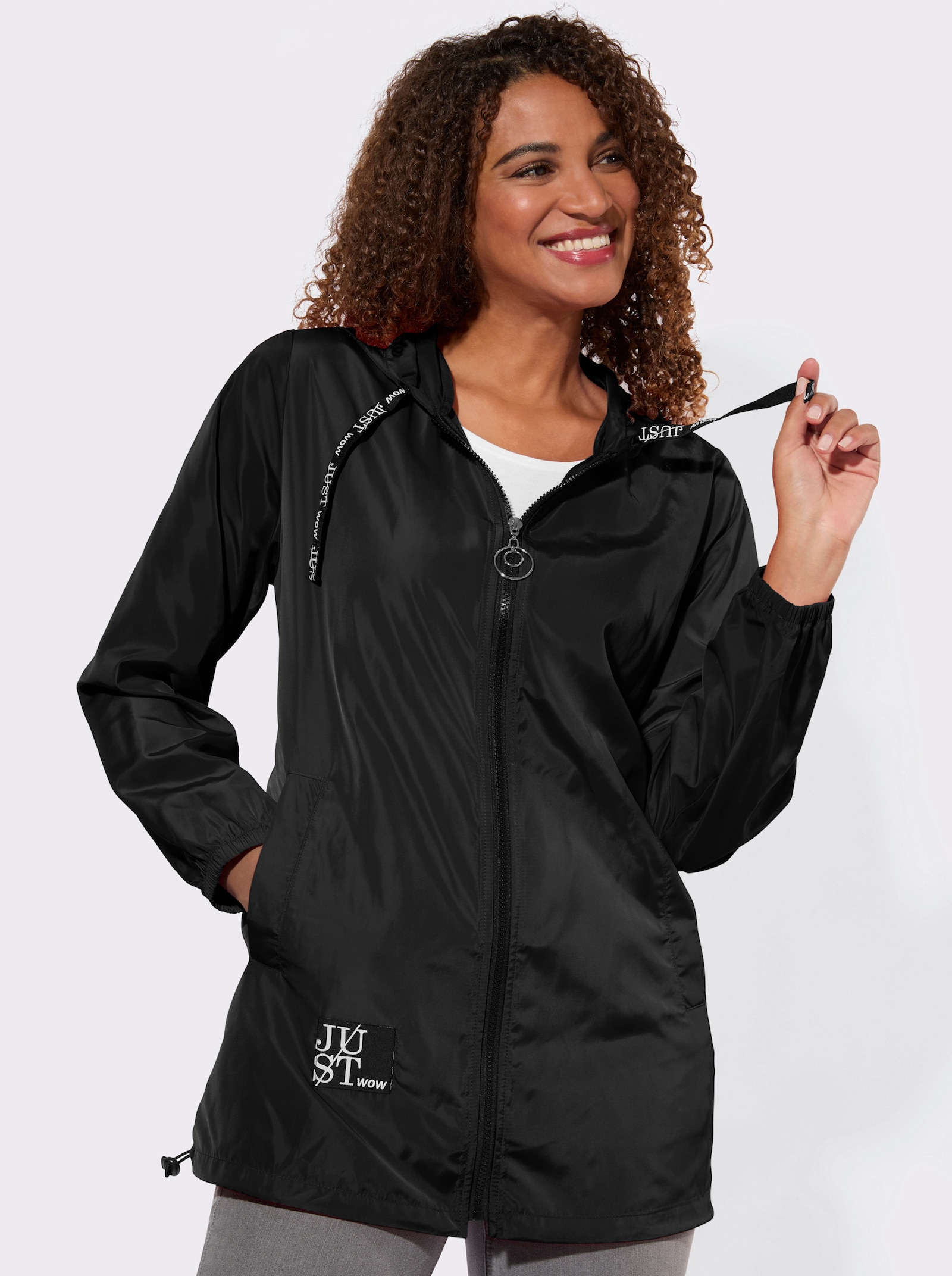 Kapuzenjacke mit Schriftzug im Comic-Stil - schwarz