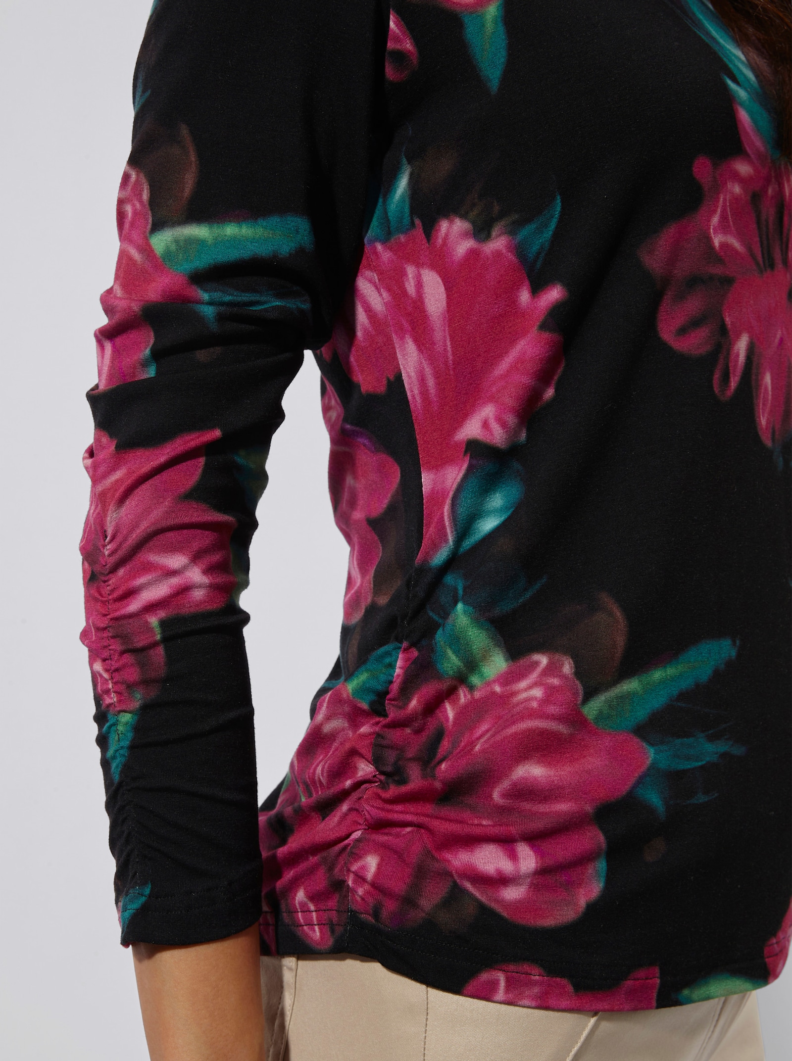 Rundhalsshirt mit modischen Raffungen - schwarz-malve-bedruckt