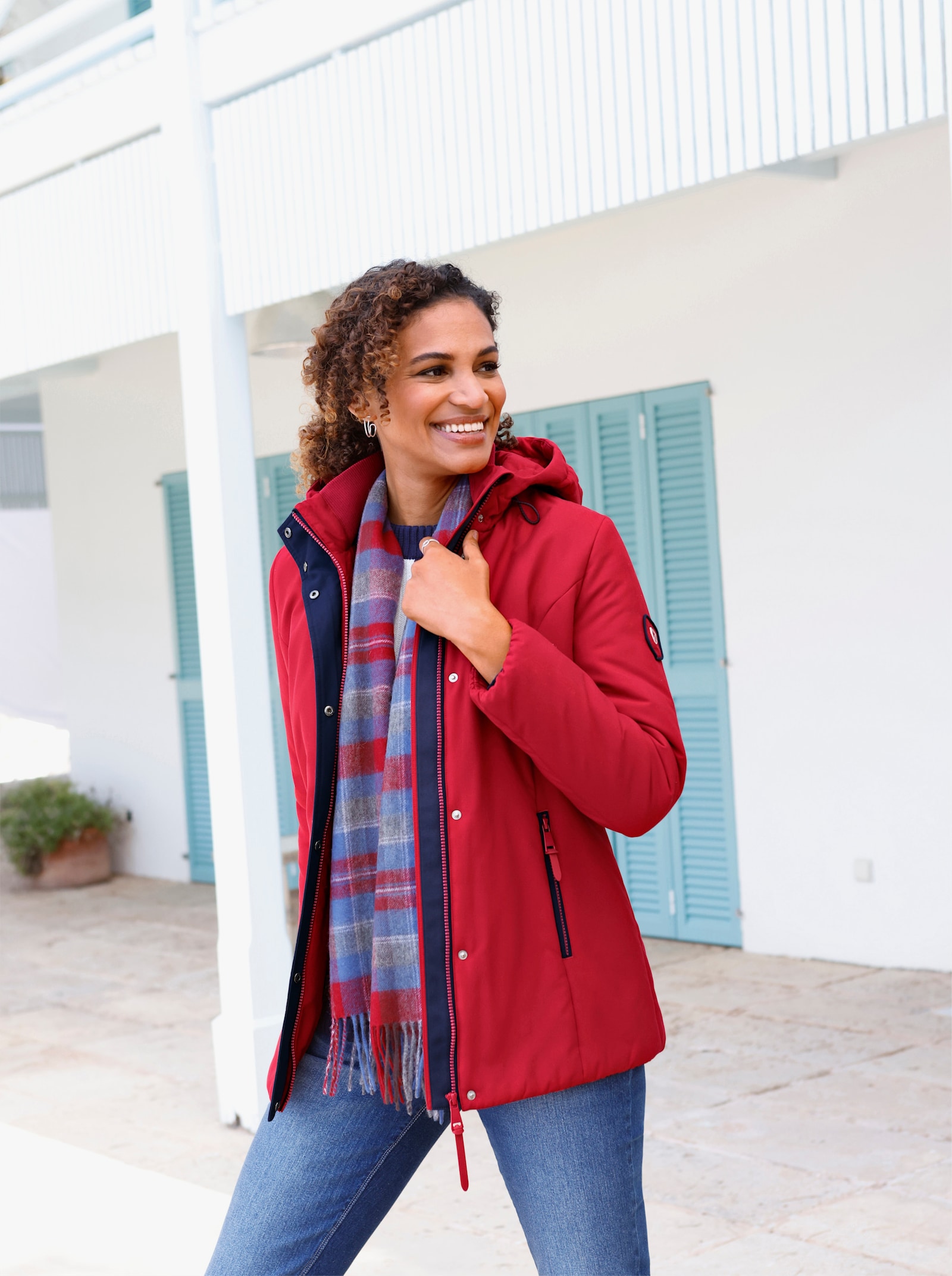 Jacke mit weitenregulierbarer Kapuze - rot