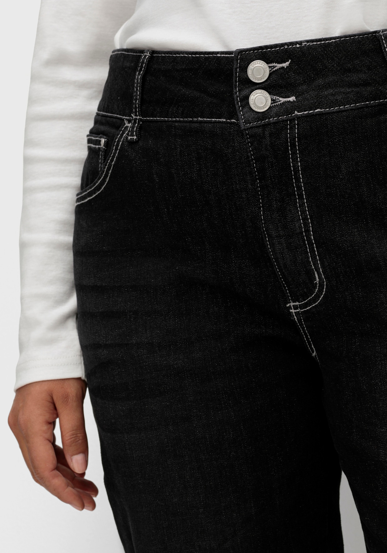 Jeans mit Nieten an den Taschen - black-denim