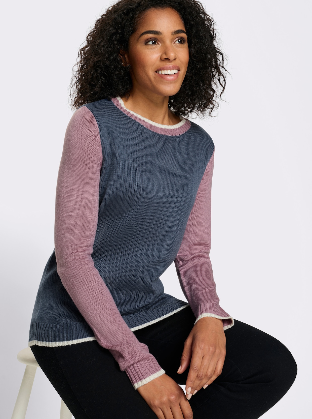 Stickad tröja med kontrastfärgade i ärmar - rökblå orkidé