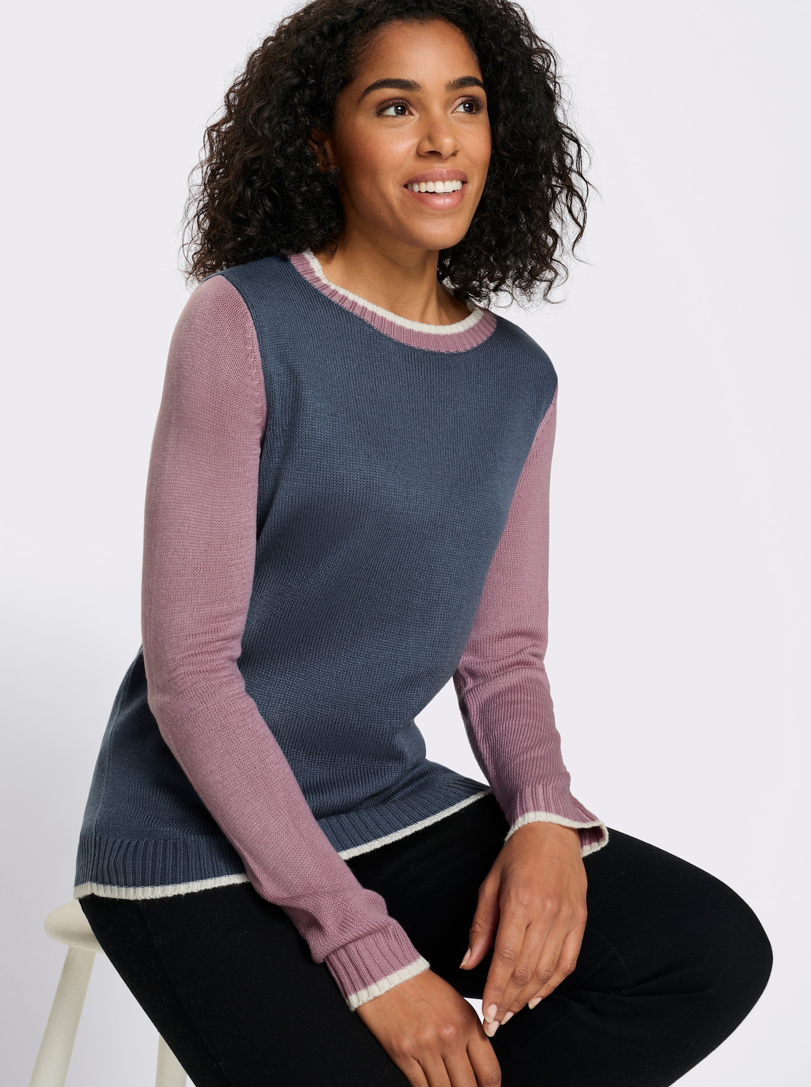 Stickad tröja med kontrastfärgade i ärmar - rökblå orkidé