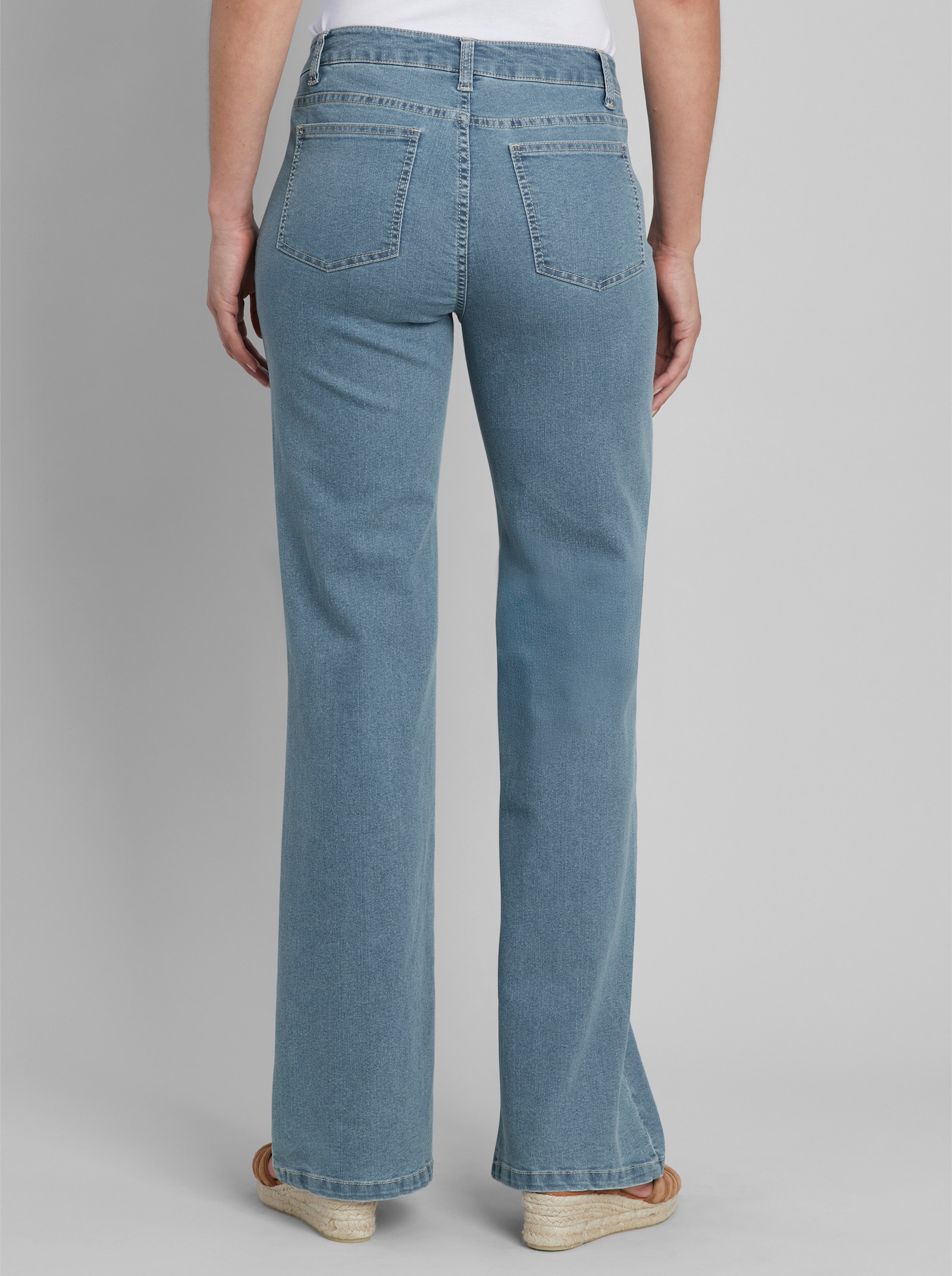 heine Bootcut-Jeans mit aufgesetzten Taschen - blue-bleached