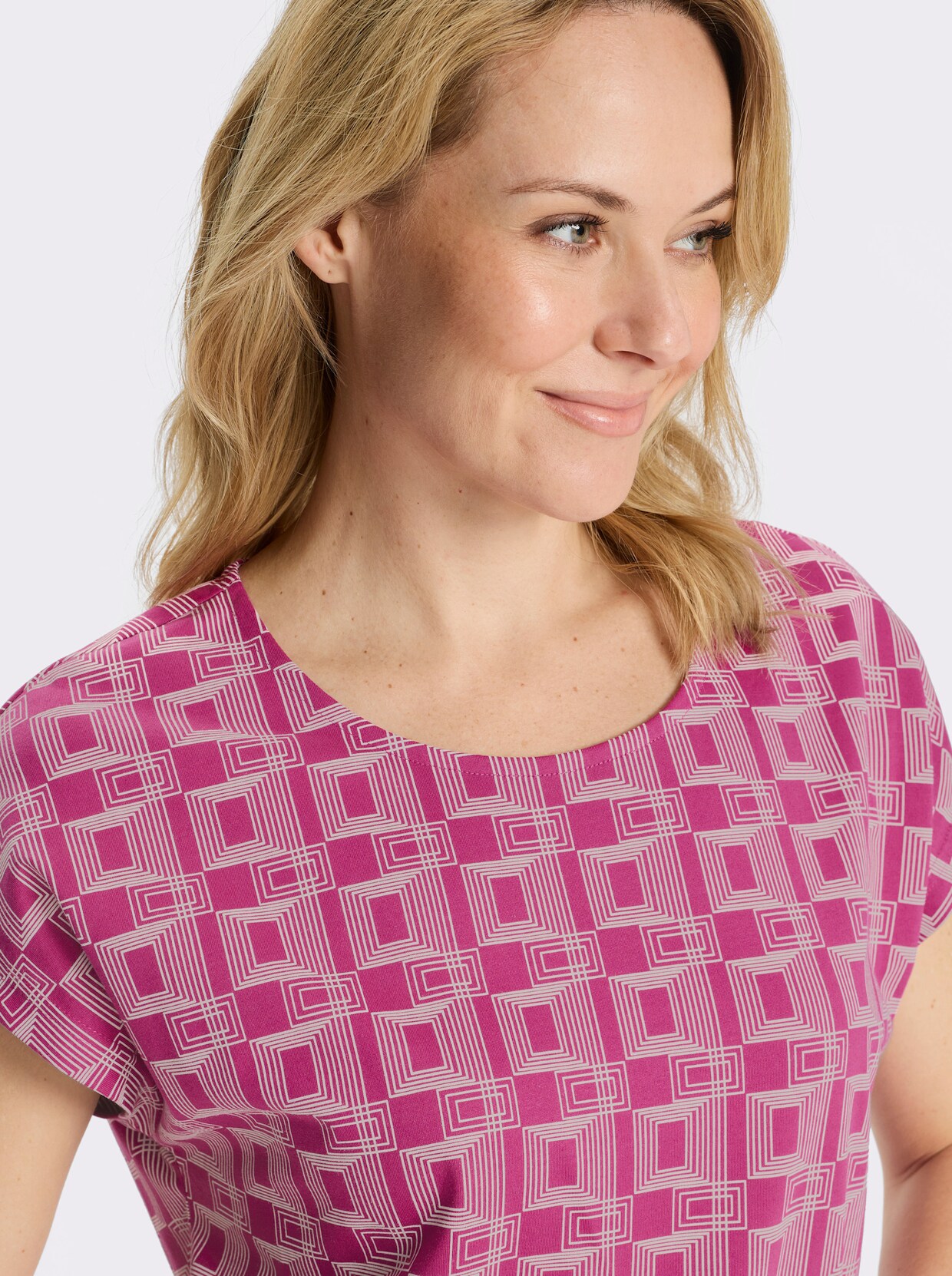 Kurzarmshirt mit grafischem Muster - magenta-ecru-bedruckt