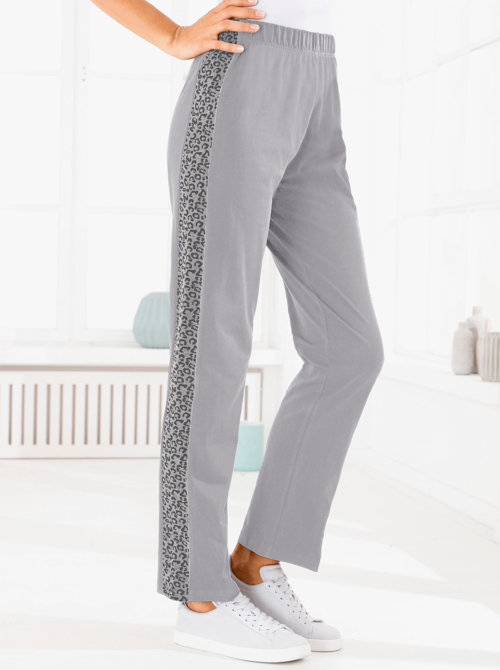 Freizeithose mit Einsätzen im Leo-Muster - hellgrau-meliert