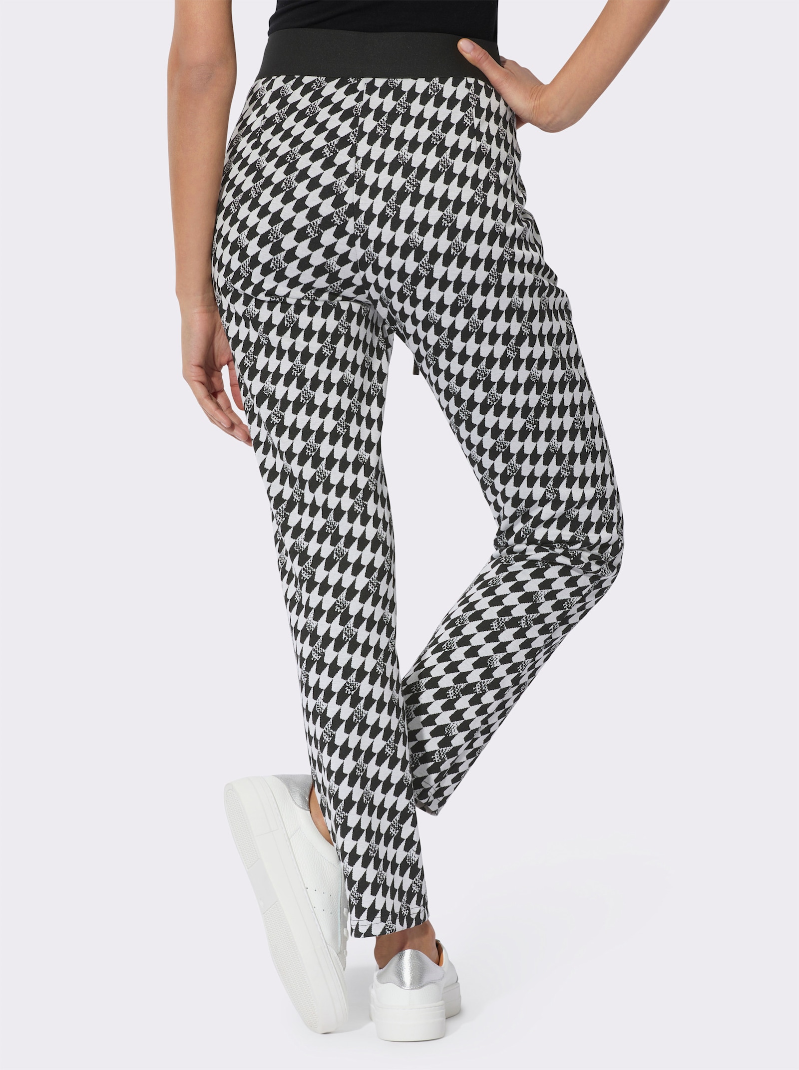 Pantalon en jersey avec motif jacquard contrasté - noir-blanc à motifs