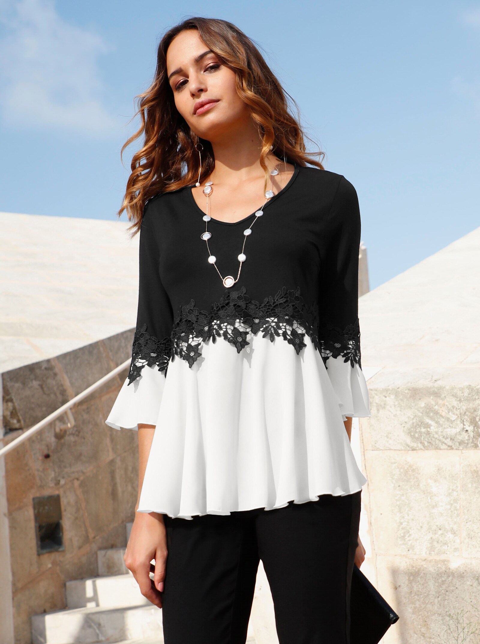 V-Shirt mit Volants an den Ärmeln - schwarz-weiss