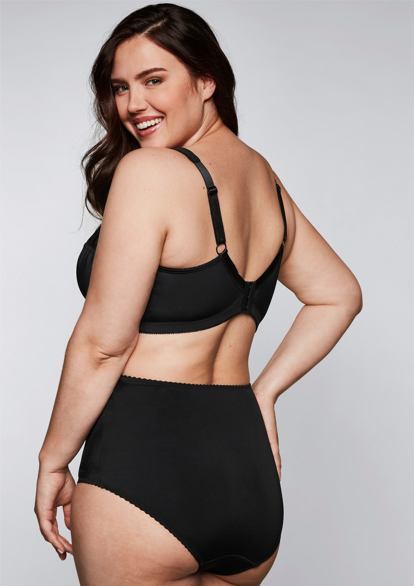 sheego Beugelbeha met licht transparant kant - zwart