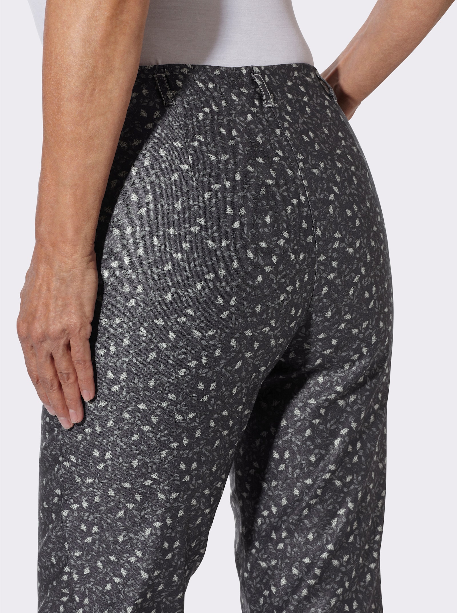 Cosma Schlupfhose mit Blüten- und Blätterdruck - schwarz-bedruckt