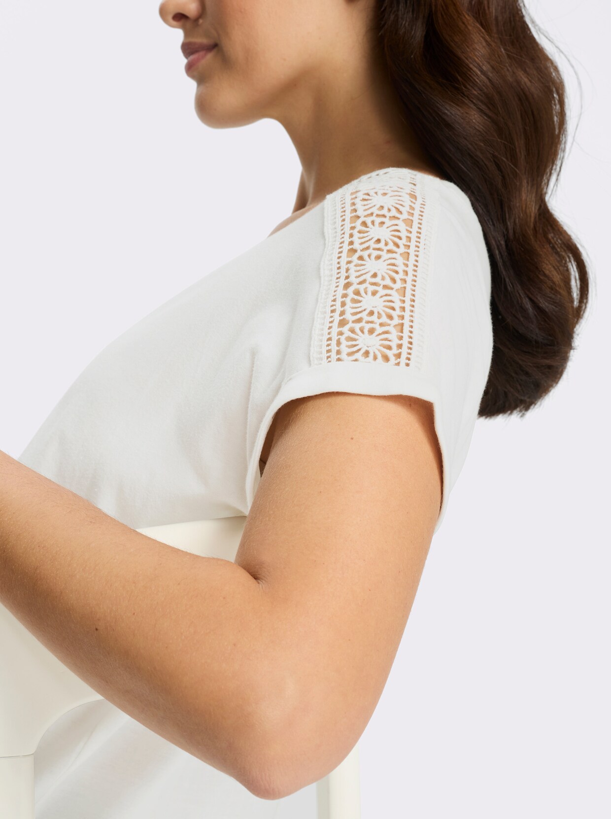 Rundhalsshirt mit Spitze an der Schulter - ecru