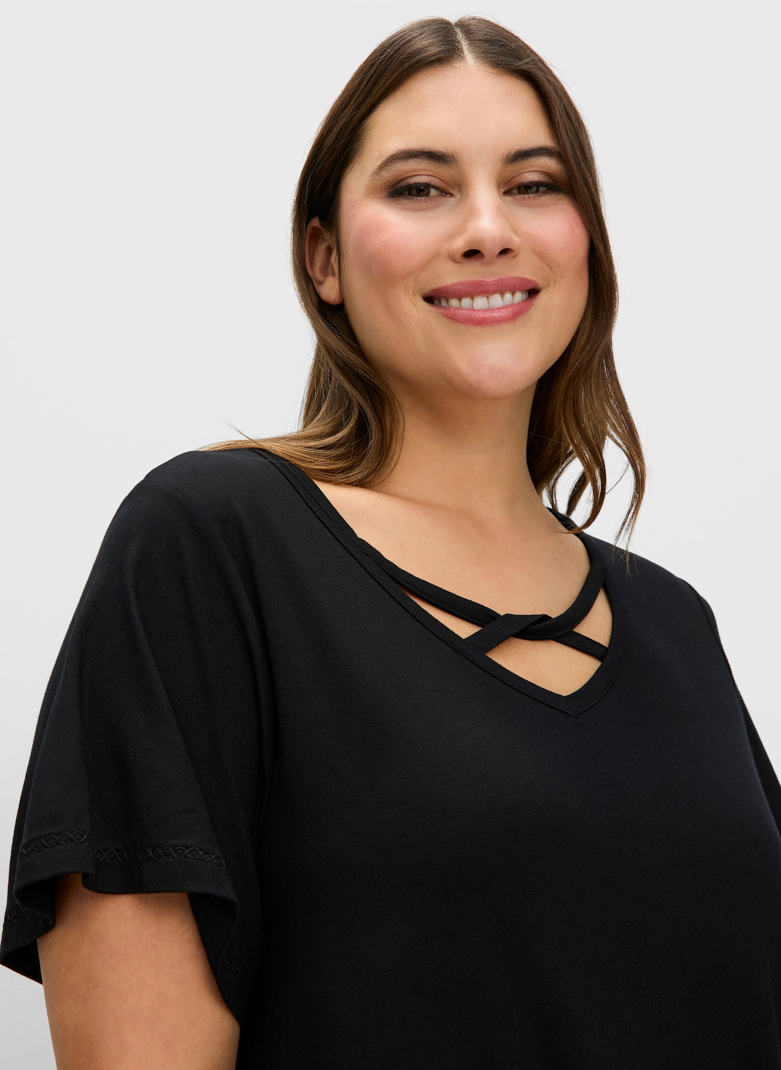 sheego Fledermausshirt mit Zierbändern am Ausschnitt - schwarz