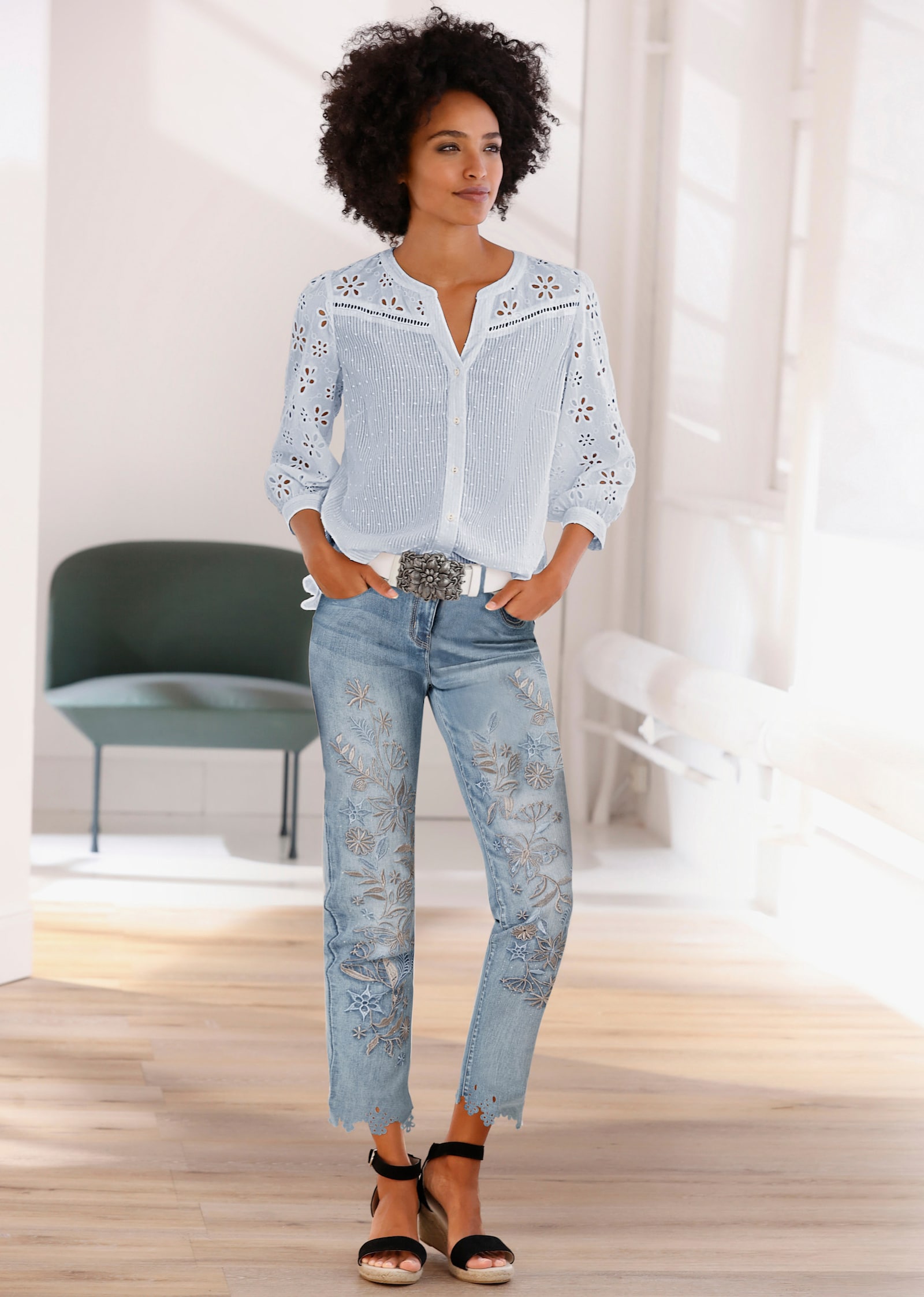 heine Baumwollbluse mit Lochstickerei - hellblau