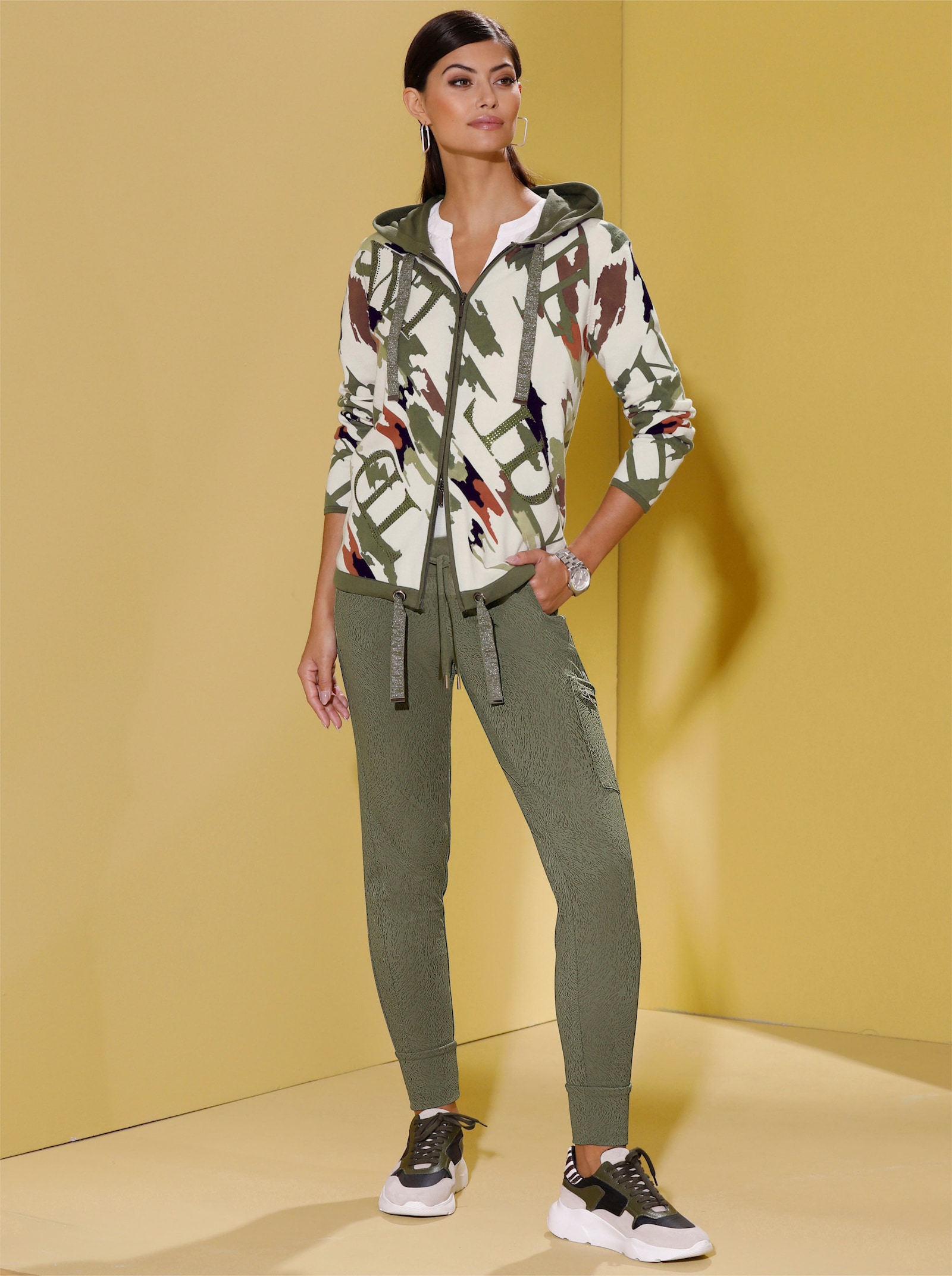 Kapuzenstrickjacke mit Druck und Glitzersteinchen - champagner-khaki-bedruckt