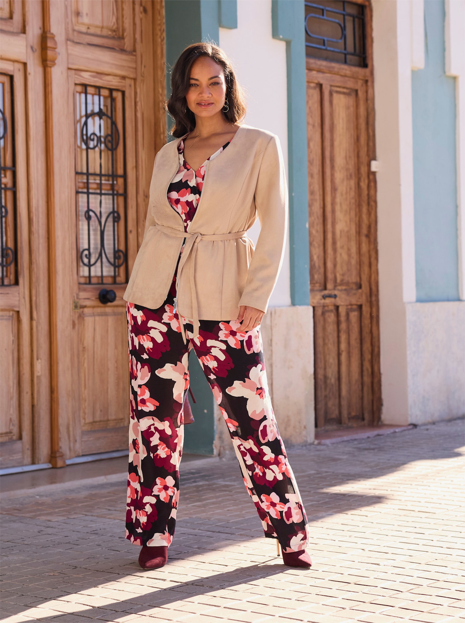 sheego Jumpsuit mit Blumenprint - schwarz-koralle-bedruckt