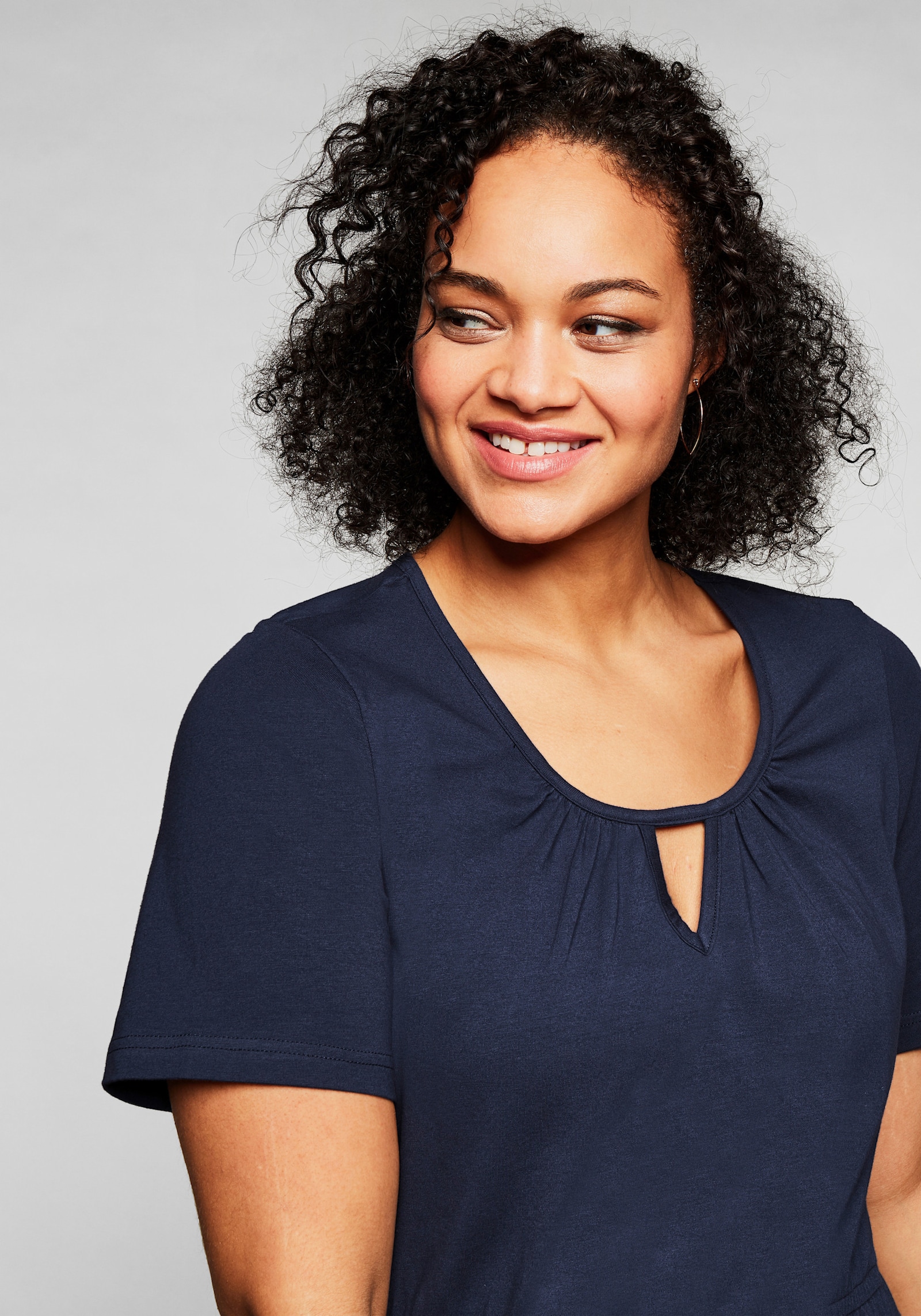 sheego Jerseyjurk met cut-out bij de hals - marine