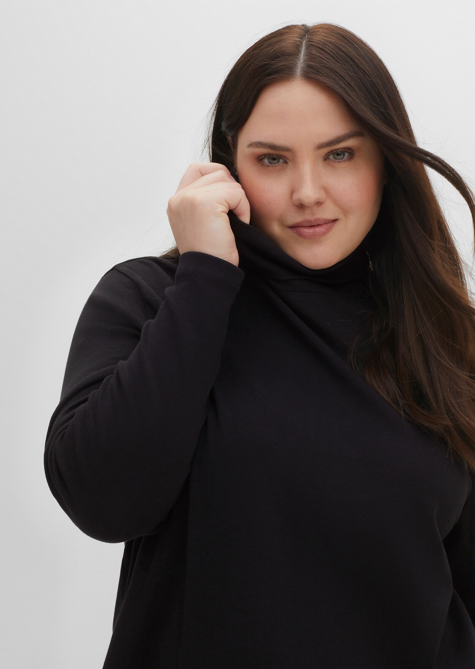 sheego Rollkragenshirt in A-Linie - schwarz