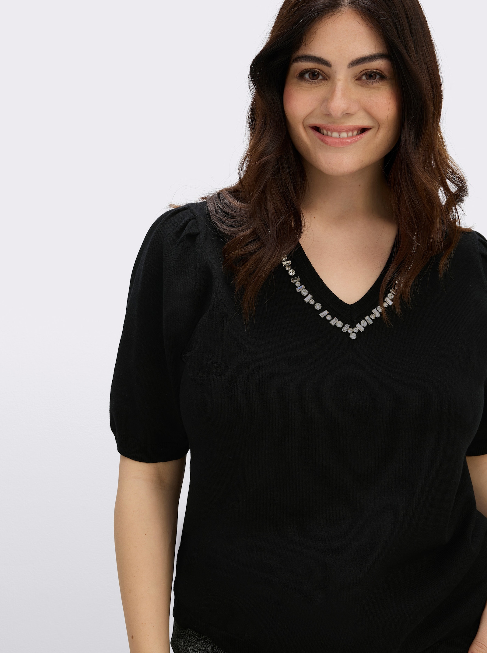 sheego V-Ausschnitt-Pullover mit Strass-Verzierung - schwarz