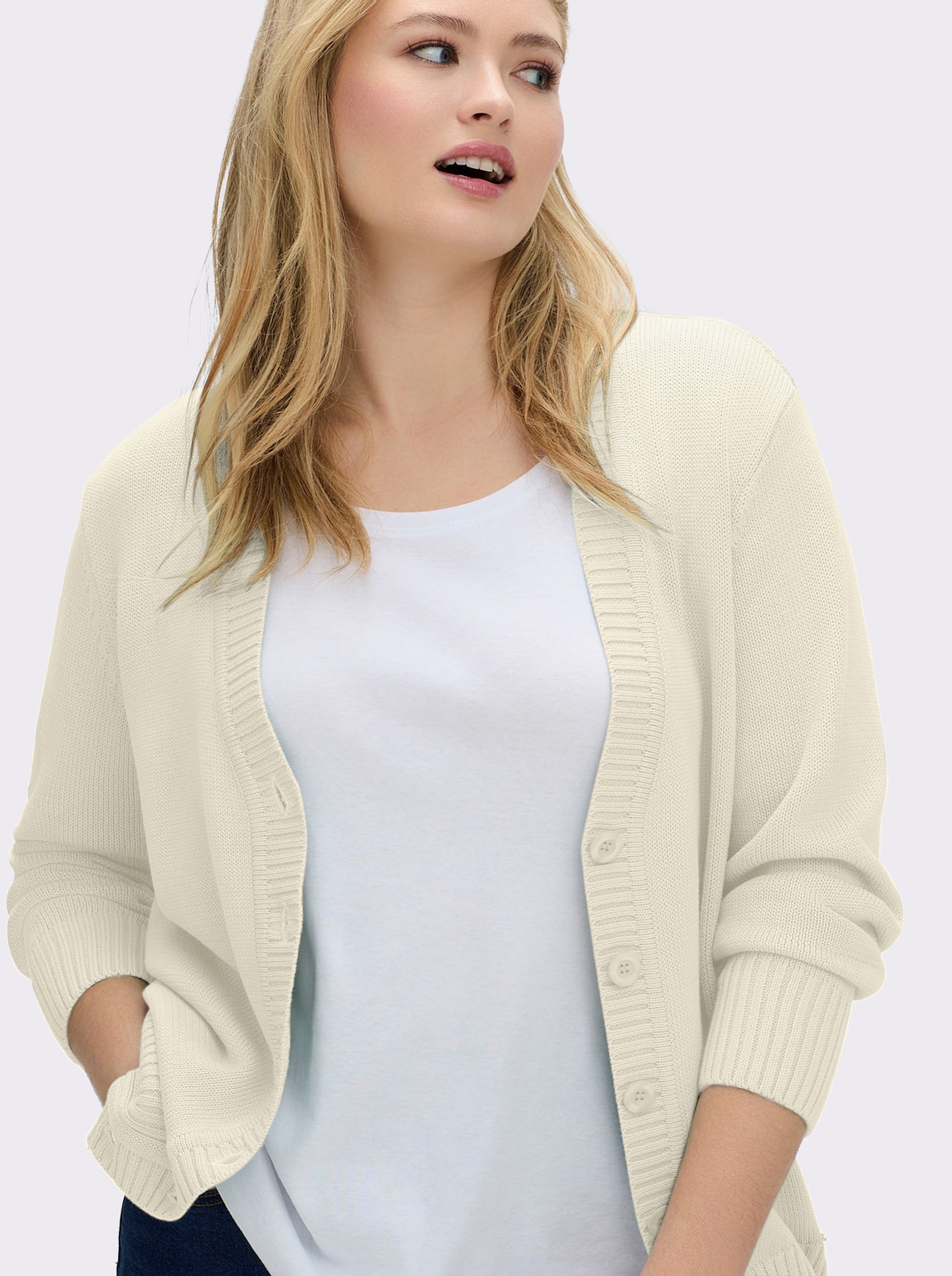 Strickjacke mit farblich abgestimmten Knöpfen - wollweiß