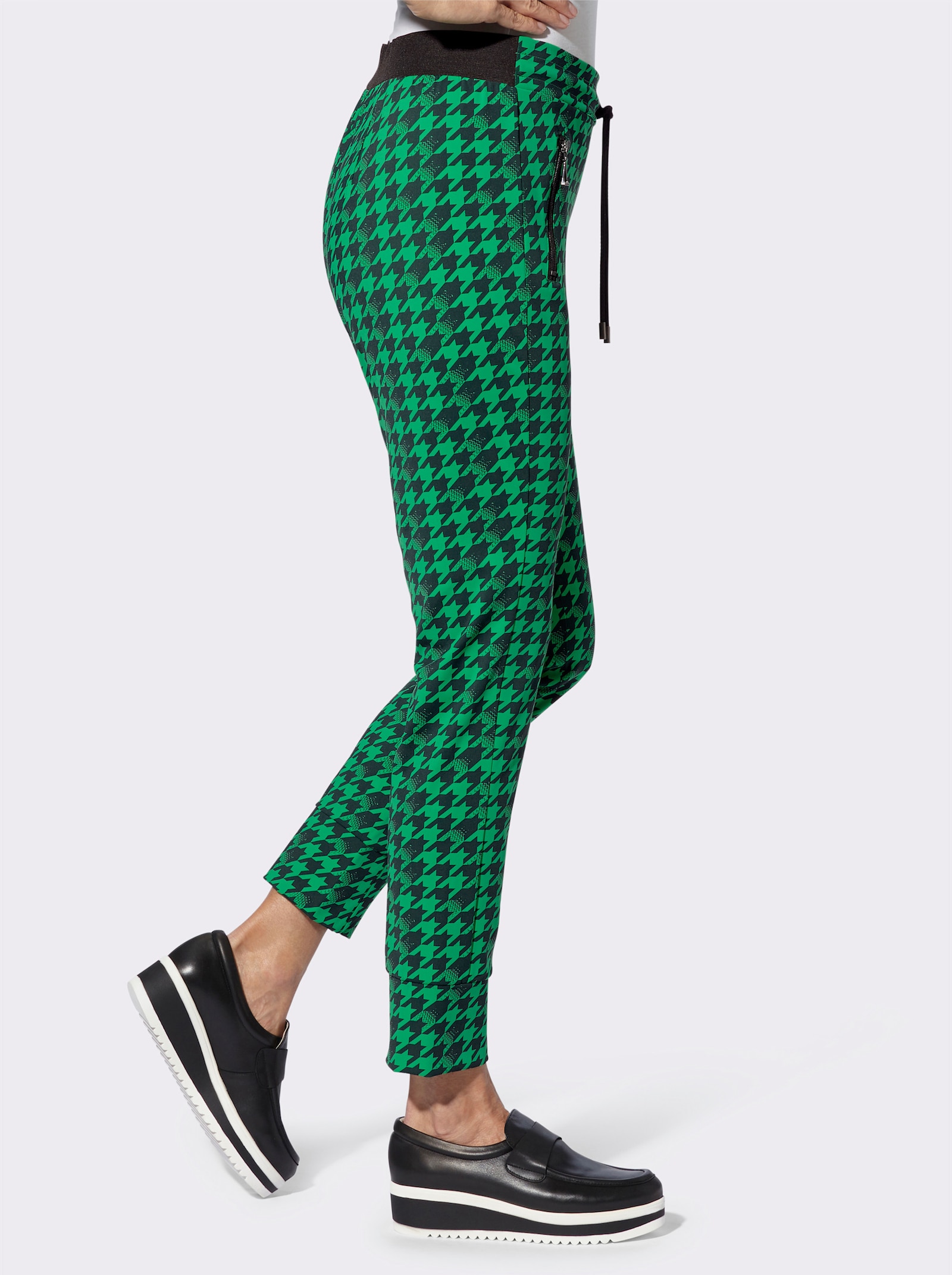 Jogg Pants mit Reissverschluss-Taschen - grasgrün-schwarz-bedruckt