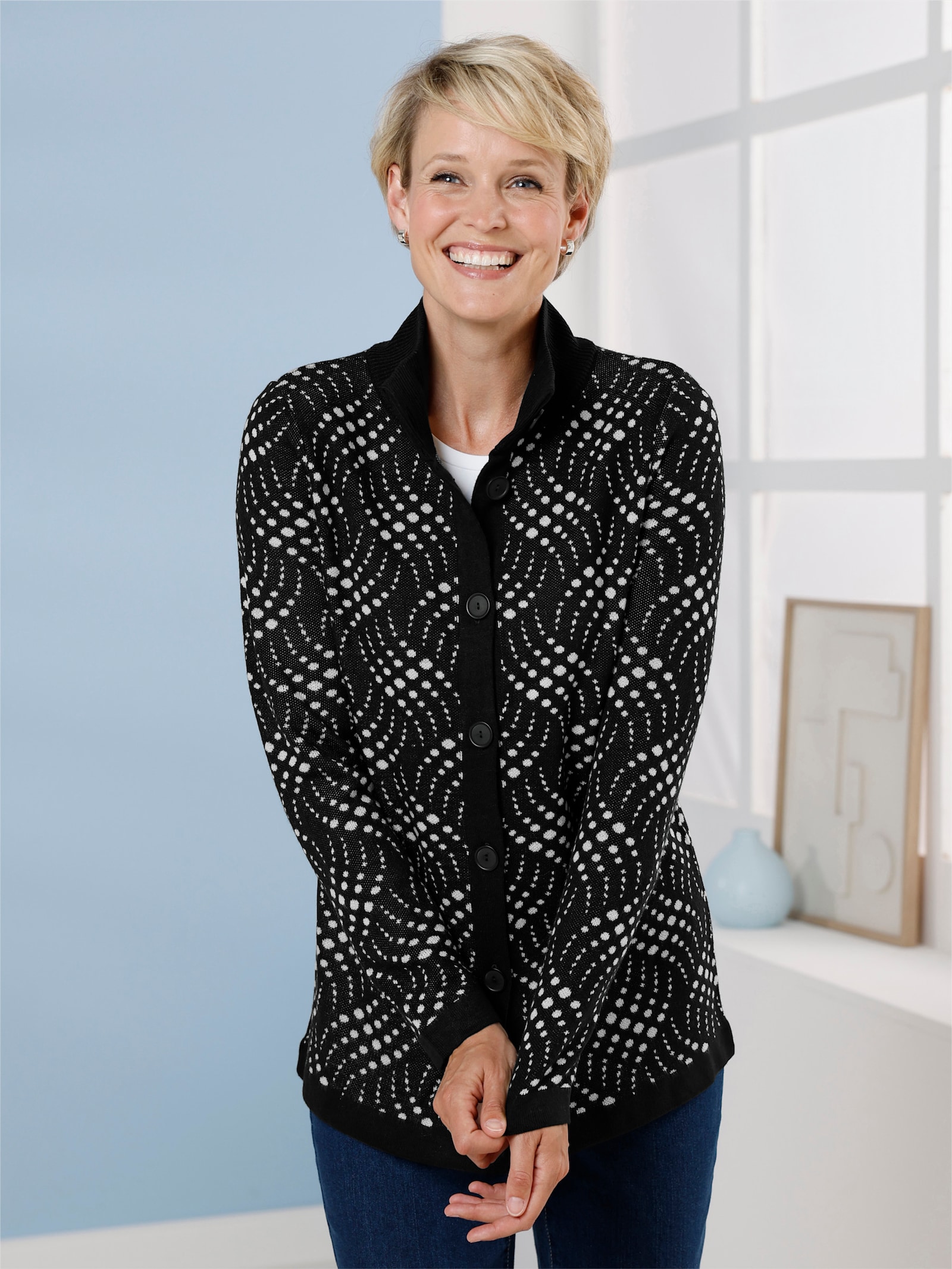 Jacquardstrickjacke mit zweifarbigem Muster - schwarz-ecru-gemustert