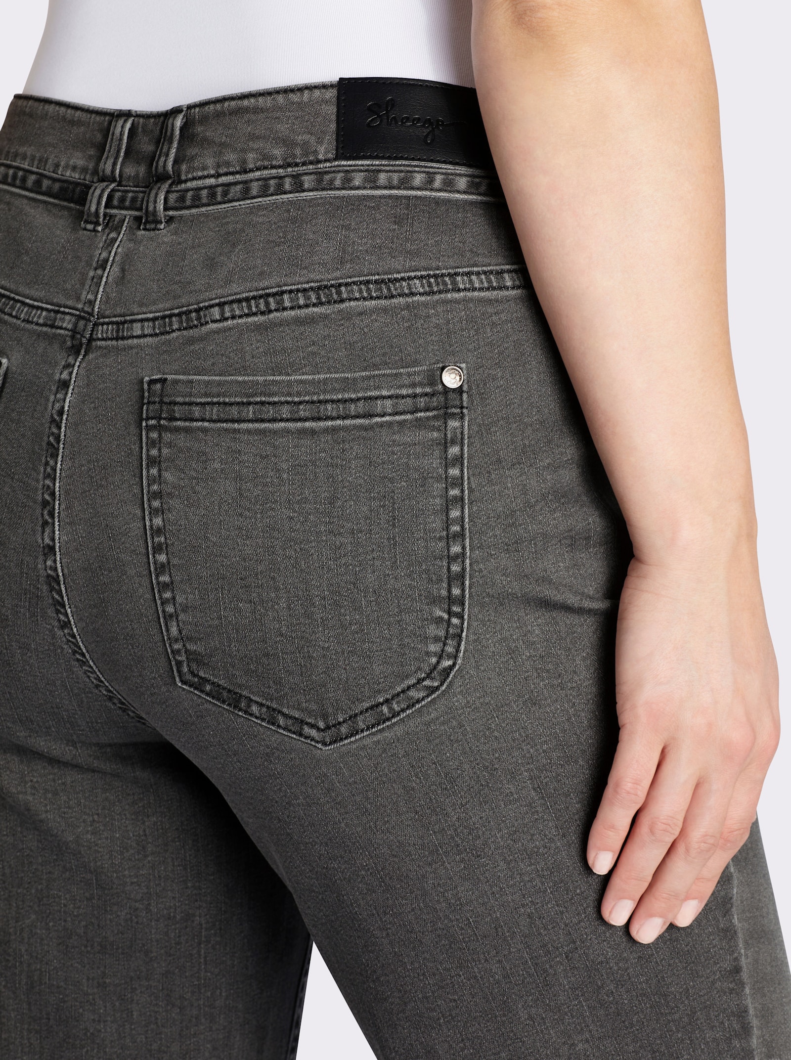 sheego Bootcut-Jeans mit schmalem Gürtel - grey-denim