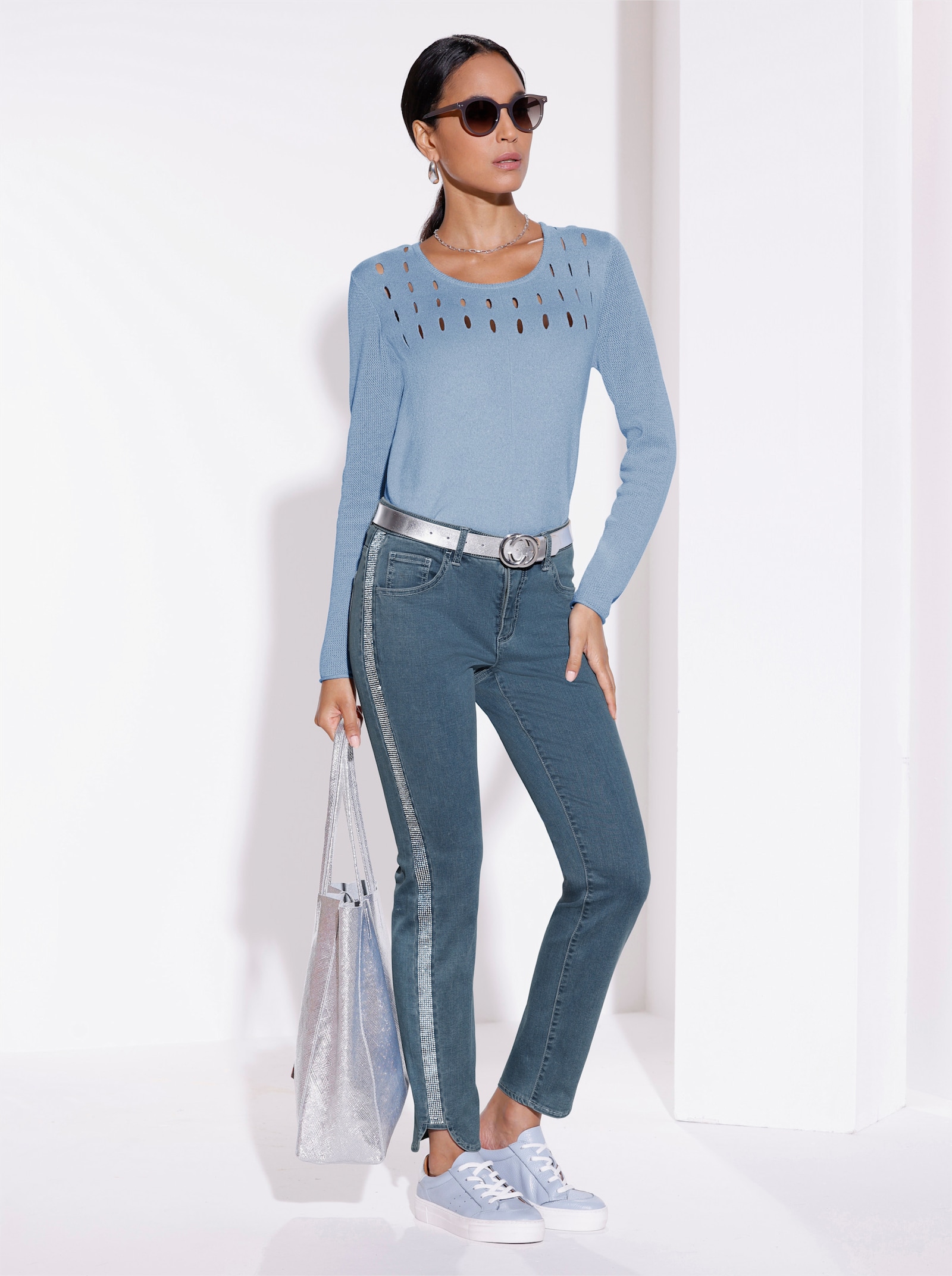 Langarm-Pullover mit Cut-Outs am Ausschnitt - hellblau