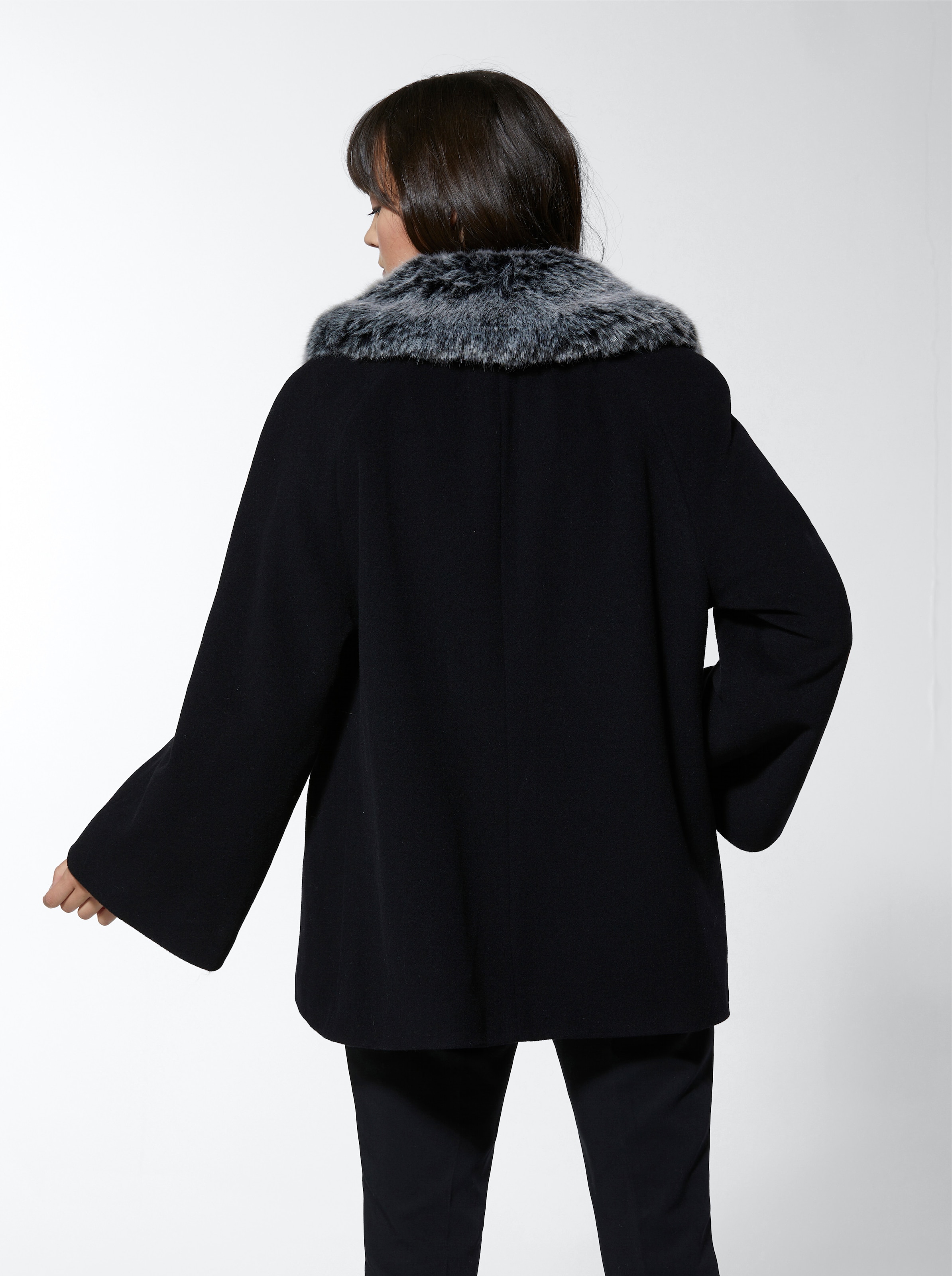 Und Sie günstig Kaufen-Woll-Jacke in schwarz von Manisa. Woll-Jacke in schwarz von Manisa <![CDATA[Hochwertige Woll-Qualität aus Italien: Beweisen Sie mit dieser wärmenden Woll-Jacke Ihr Gespür für Mode mit Stil und Niveau! Sie begeistert durch die lässige Form in dezenter