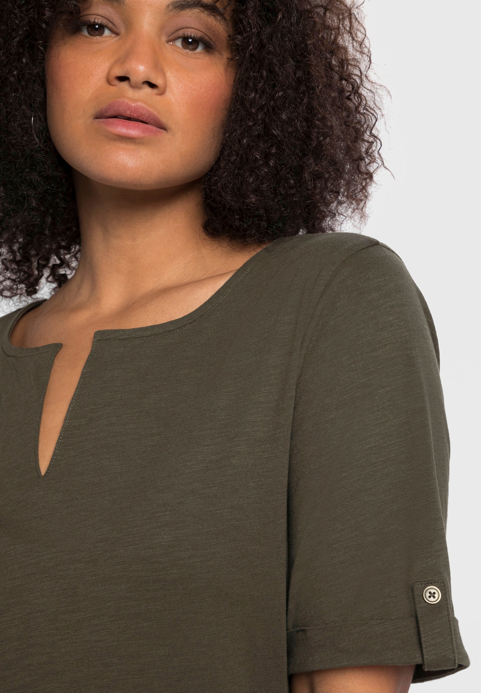 sheego Lang shirt met hals met split - donkerolijf