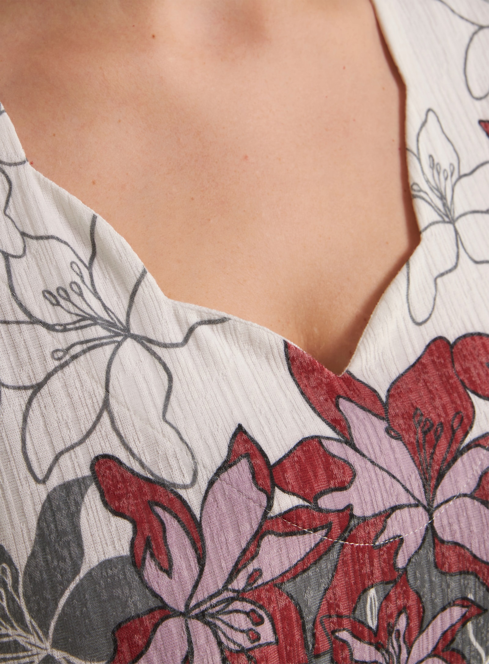 Print-Shirt mit gebogten Kanten - rot-schwarz-bedruckt