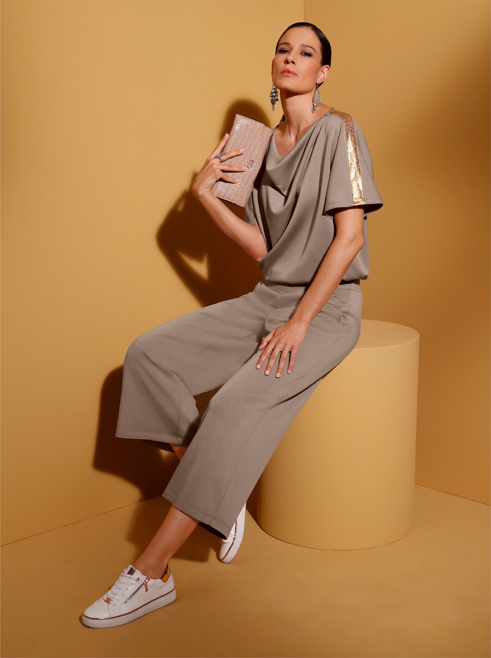 Shirt met cascadehals en oversized schouders - taupe/bronskleurig bedrukt