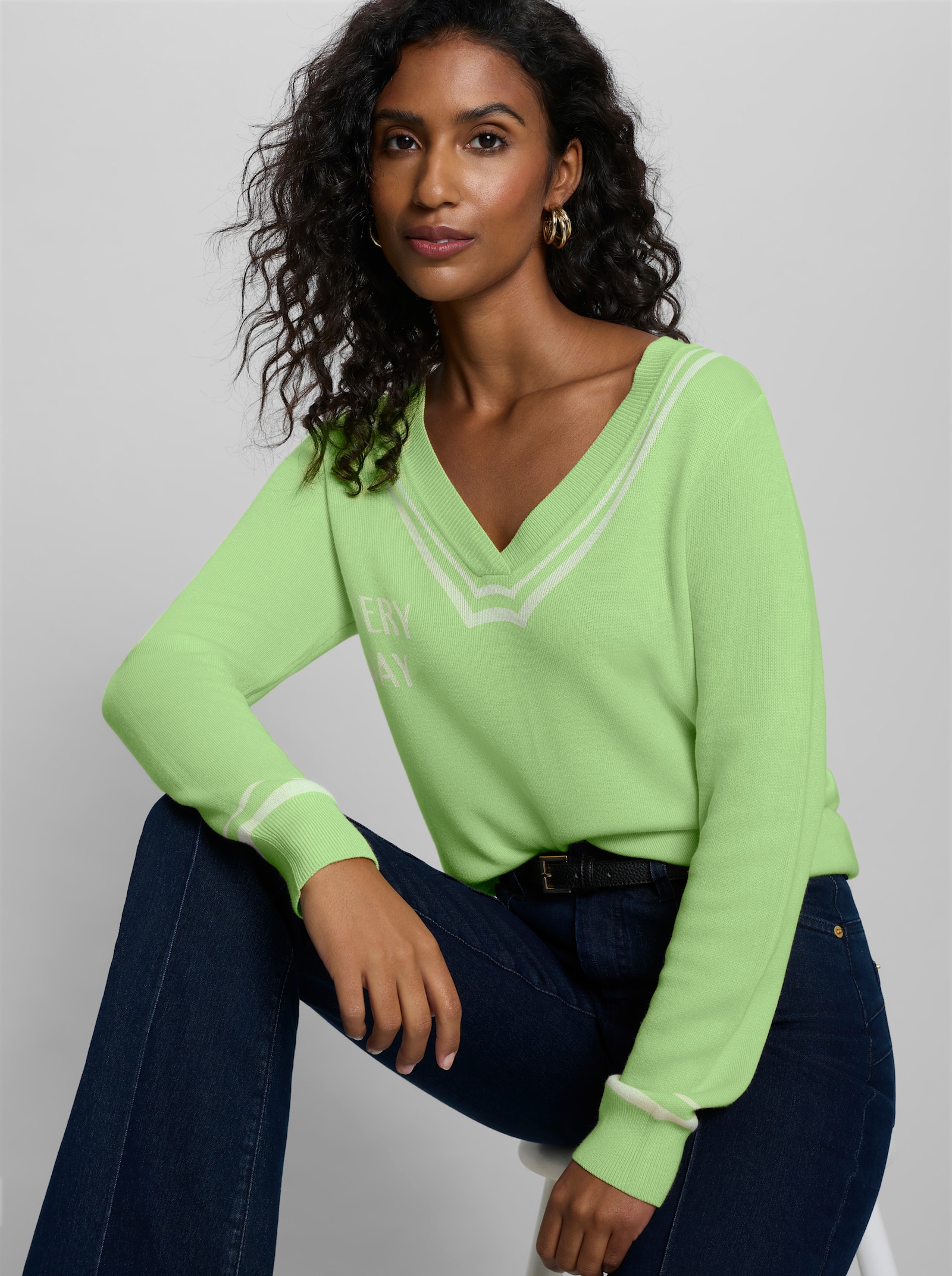 heine Pullover mit tiefem V-Ausschnitt - reseda-ecru