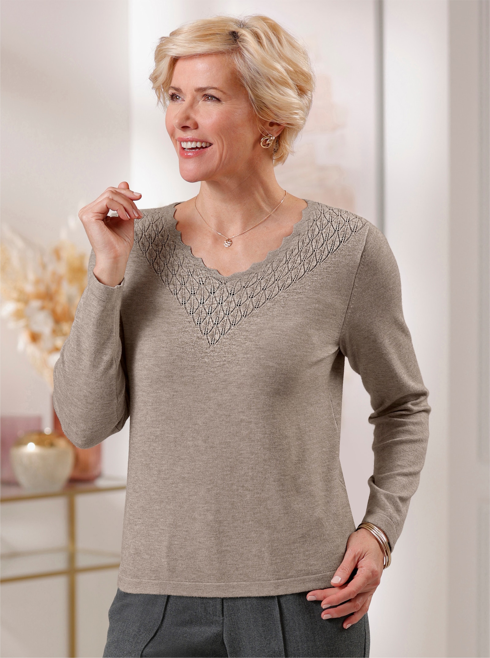 Pullover met V-hals, met golvende randen - sesam gemêleerd