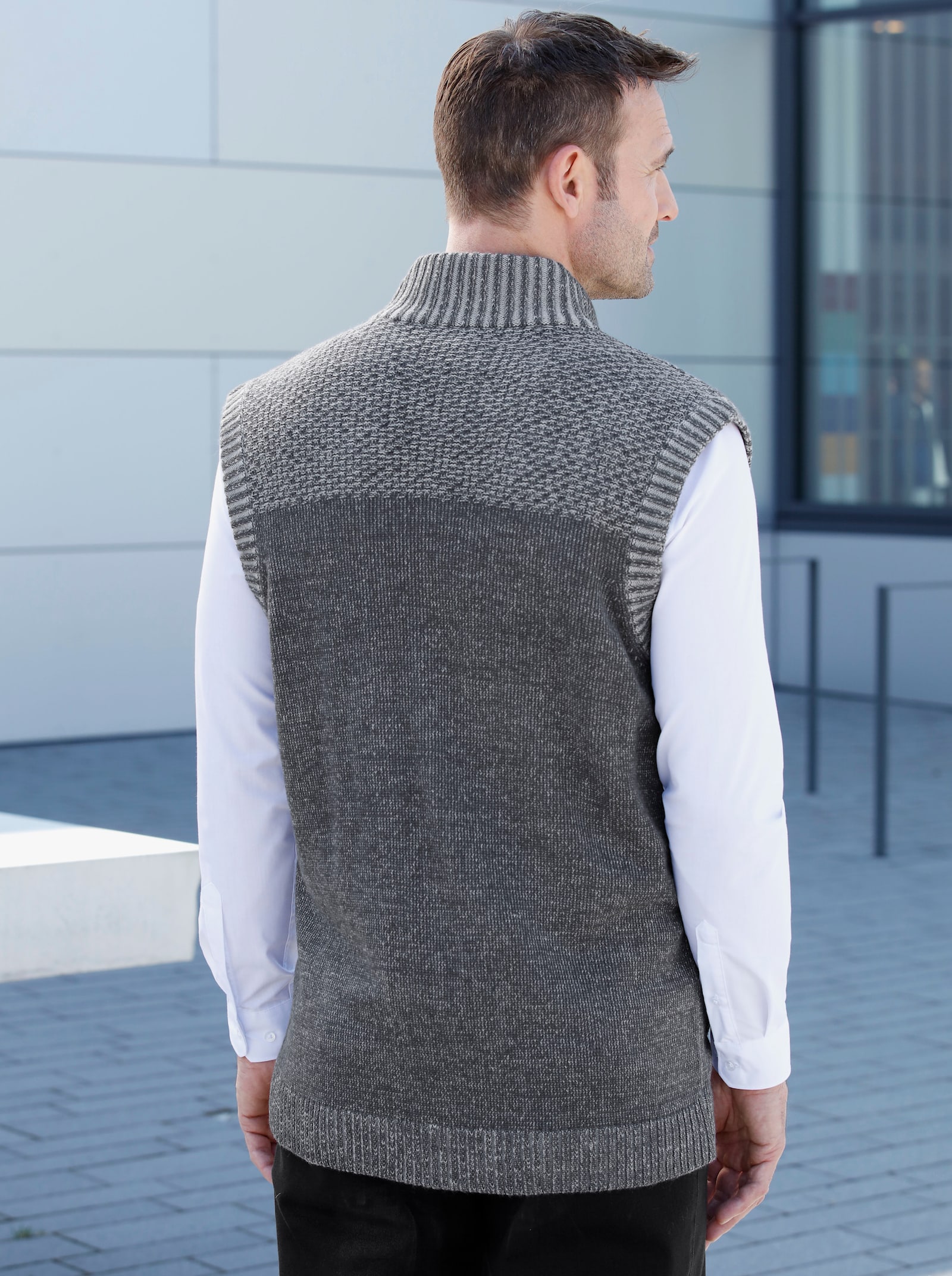 Pletená vesta - sivá melírovaná