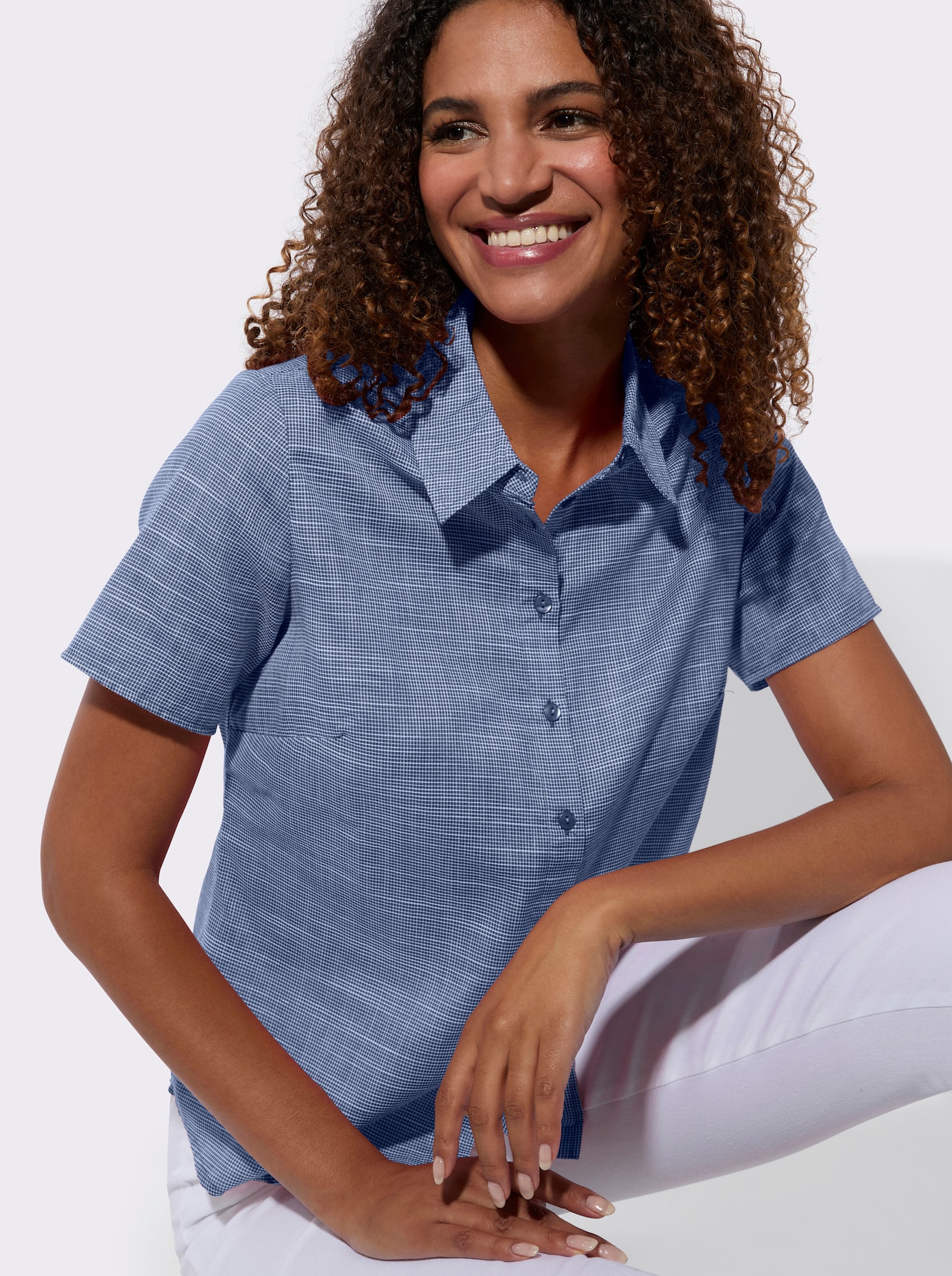 Kurzarm-Bluse mit abgerundetem Saum - jeansblau-weiss-gemustert