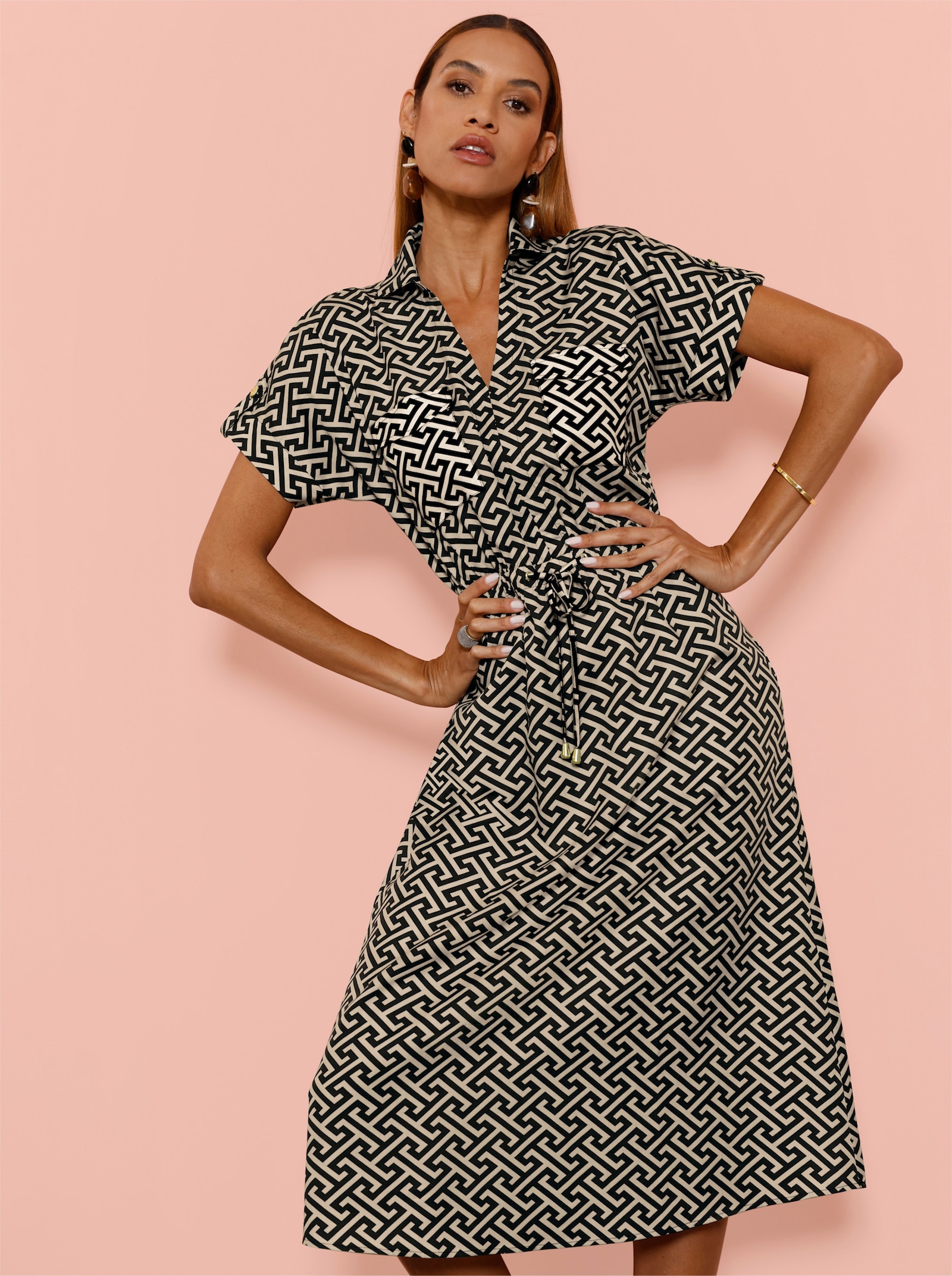 Webkleid mit Brust-Pattentaschen - schwarz-sand-bedruckt